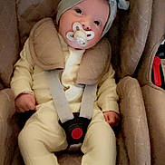 Lina a rejoint le concours — aidez-le/la à gagner de superbes lots ! baby, infant, car_seat, pacifier, headwrap, pajamas, child, seatbelt, safety, cute, indoors, seat, resting, small, young, person, comfort, soft, wearing, strapped