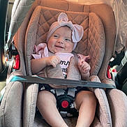 Lina participe au concours pour gagner de l'argent avec cette photo : baby, bow, car_interior, car_seat, child, child_safety, clothing, cute, feet, happy, headband, infant, legs, portrait, safety, seat, seatbelt, smiling, soft_lighting, travel