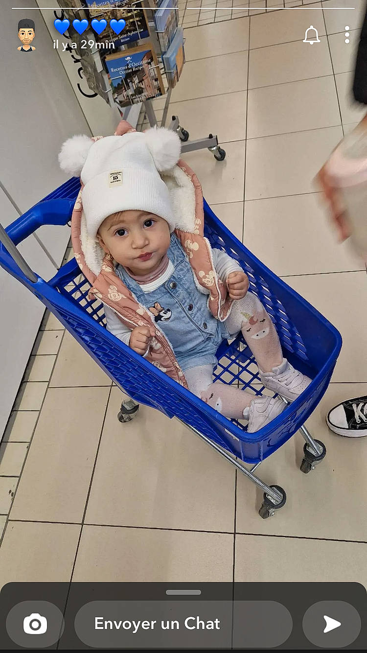 Hanaë a rejoint le concours — aidez-le/la à gagner de superbes lots ! baby, baby_products, baby_safety, baby_toddler_clothing, cart, child, comfort, electric_blue, fun, headwear, leisure, person, personal_protective_equipment, room, service, shopping_cart, sitting, smile, toddler