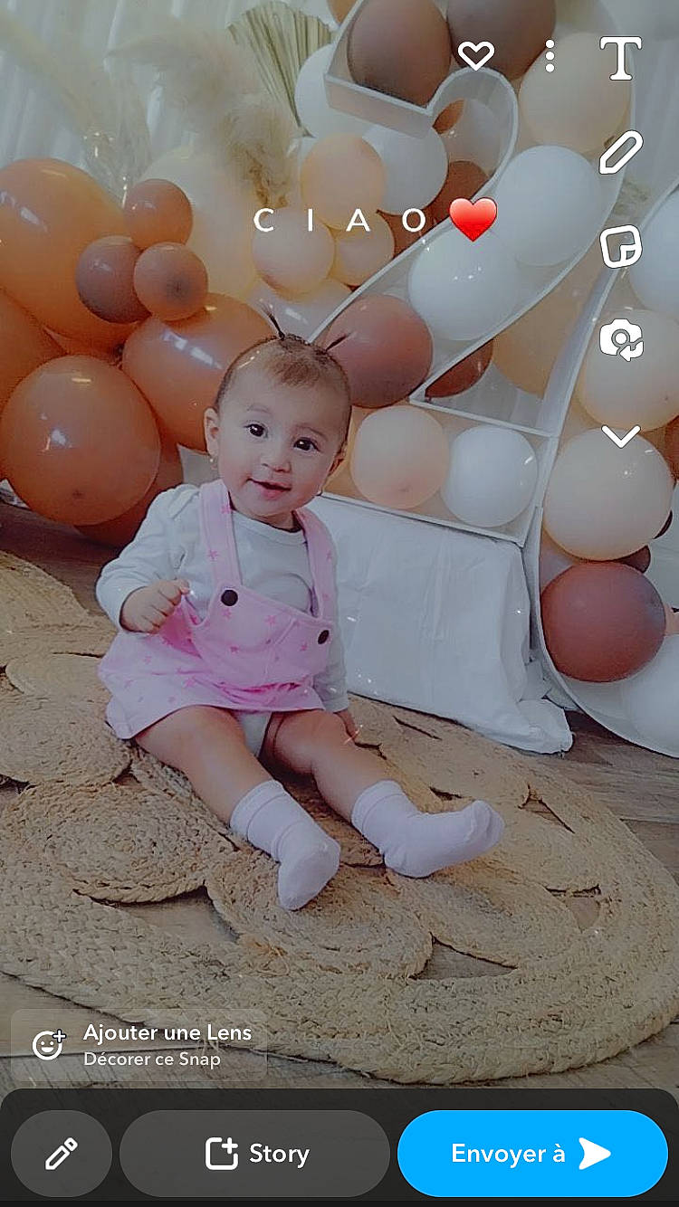 Hanaë a rejoint le concours — aidez-le/la à gagner de superbes lots ! baby, baby_toddler_clothing, balloon, child, flash_photography, fun, happy, love, magenta, party_supply, pattern, peach, people_in_nature, person, photography, pink, portrait_photography, sitting, smile, stock_photography