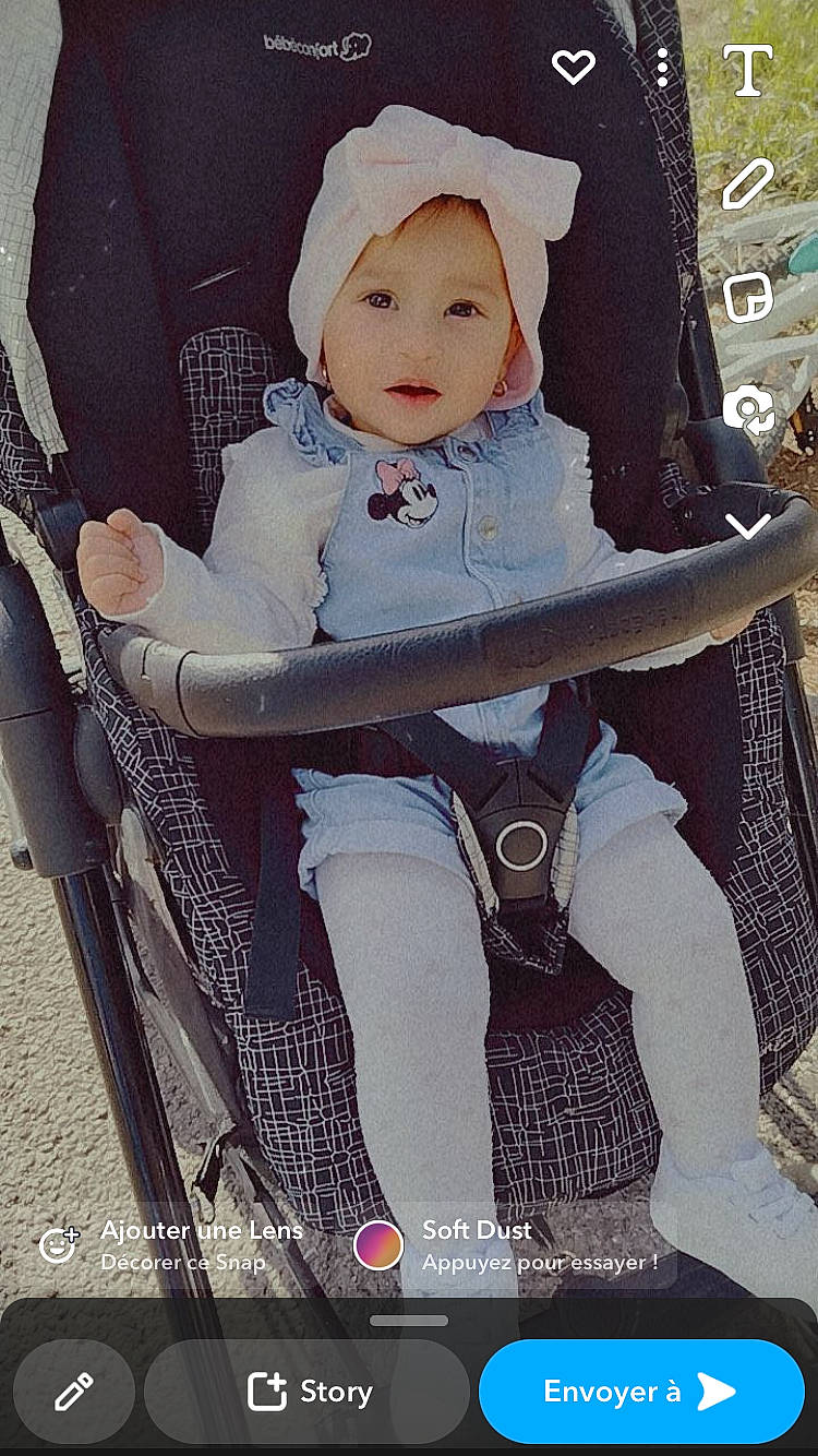 Hanaë a rejoint le concours — aidez-le/la à gagner de superbes lots ! baby, baby_carriage, baby_products, baby_safety, baby_toddler_clothing, chair, child, comfort, cool, doll, fashion_accessory, fashion_design, headwear, lap, magenta, pattern, person, pink, sitting, thigh