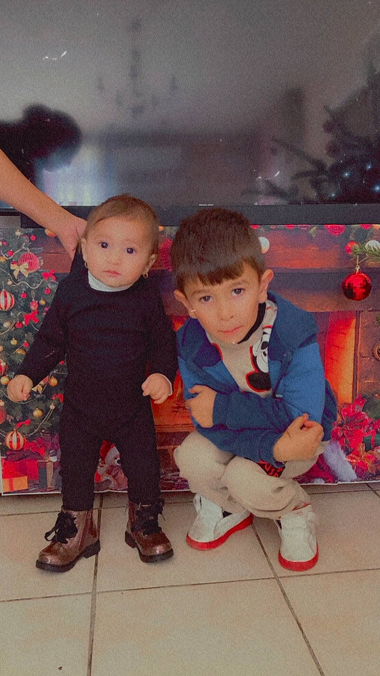 Maël Gimenez a rejoint le concours — aidez-le/la à gagner de superbes lots ! baby, baby_toddler_clothing, boot, child, event, flooring, footwear, fun, gesture, happy, lap, leg, leisure, person, sandal, shoe, sitting, sneakers, standing, toddler