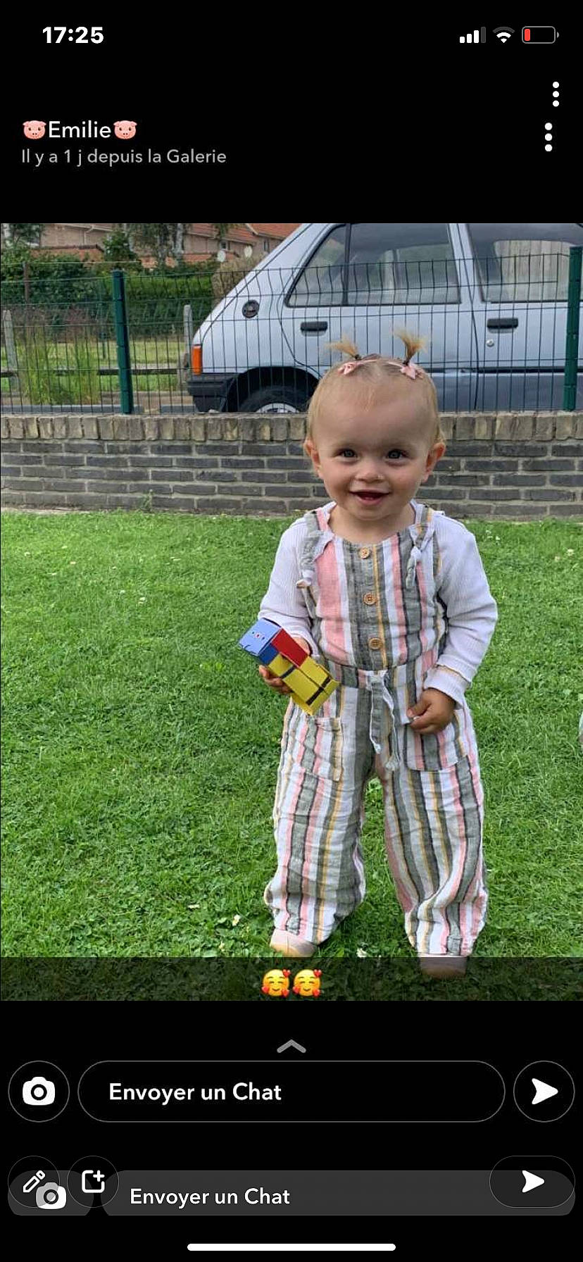 Romy a rejoint le concours — aidez-le/la à gagner de superbes lots ! baby, child, display_device, flooring, fun, games, grass, happy, joy, lawn, leisure, pattern, person, play, recreation, sitting, smile, t_shirt, toddler, toy