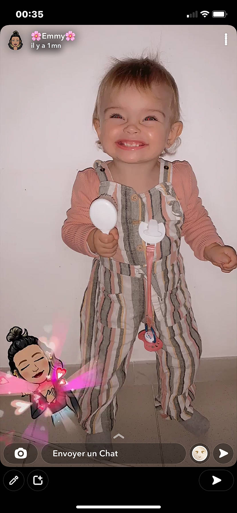 Romy a rejoint le concours — aidez-le/la à gagner de superbes lots ! baby, baby_toddler_clothing, cheek, cool, fashion_accessory, finger, gesture, happy, iris, joint, joy, magenta, neck, pattern, person, pink, sitting, sleeve, smile, textile