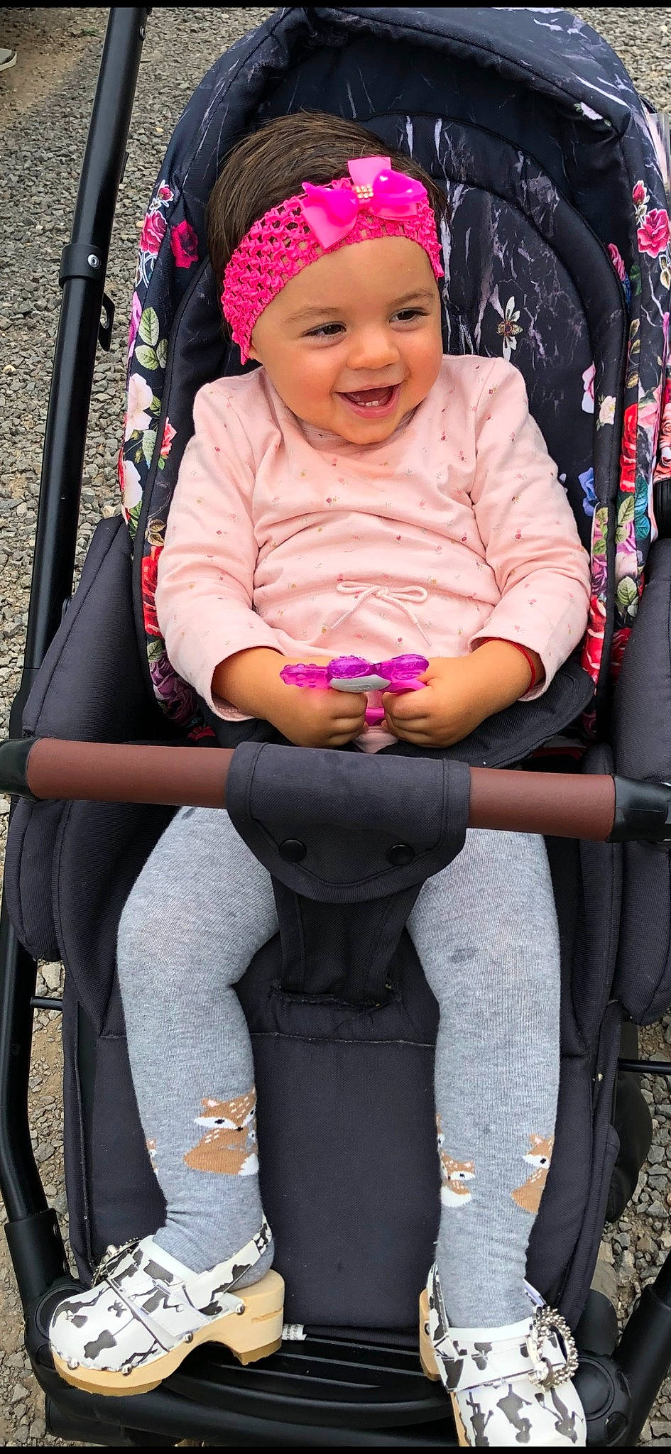 Sarah participe au concours pour gagner de l'argent avec cette photo : baby, baby_carriage, baby_products, baby_toddler_clothing, cap, chair, comfort, eye, face, facial_expression, happy, headwear, joy, lap, leg, magenta, person, photograph, pink, product