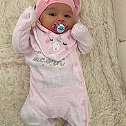 Jade a rejoint le concours — aidez-le/la à gagner de superbes lots ! baby, infant, pacifier, pink_clothing, hat, sleepwear, blanket, soft_texture, lying_down, cute, child, indoor, fluffy_rug, small_fists, cozy, pastel_colors, face, headwear, comfort, resting