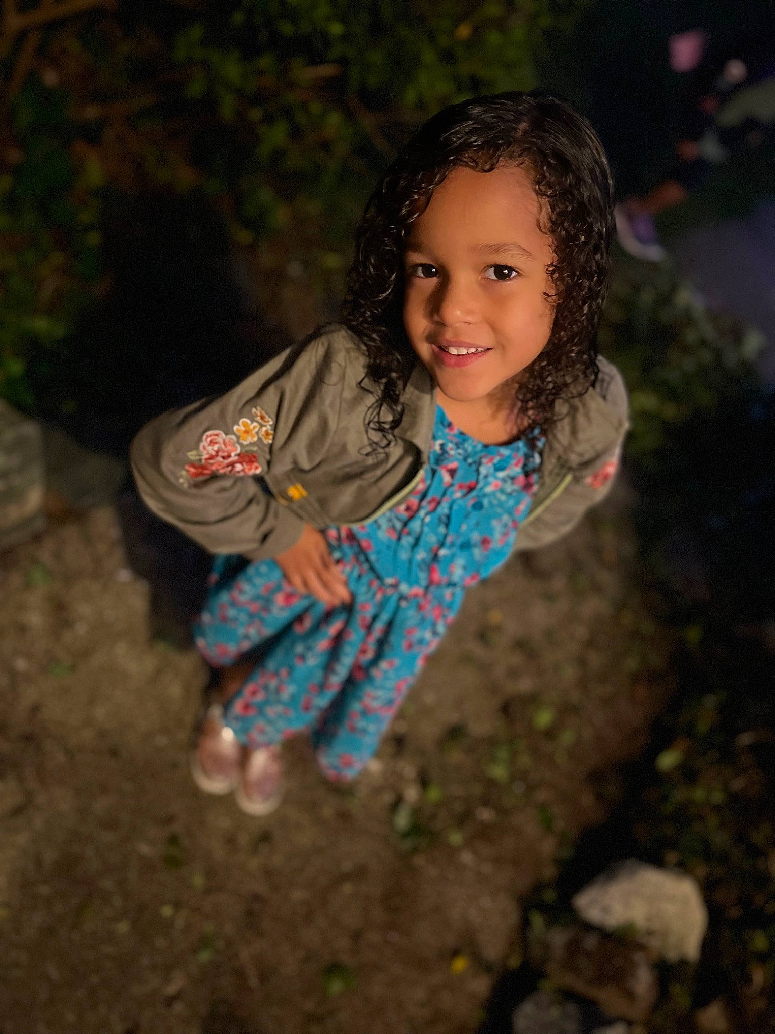 Derihanna is registered to the contest to win money with this photo: child, eye, face, flash_photography, fun, grass, hair, happy, head, iris, joy, leisure, people_in_nature, person, plant, sitting, skin, smile, soil, t_shirt