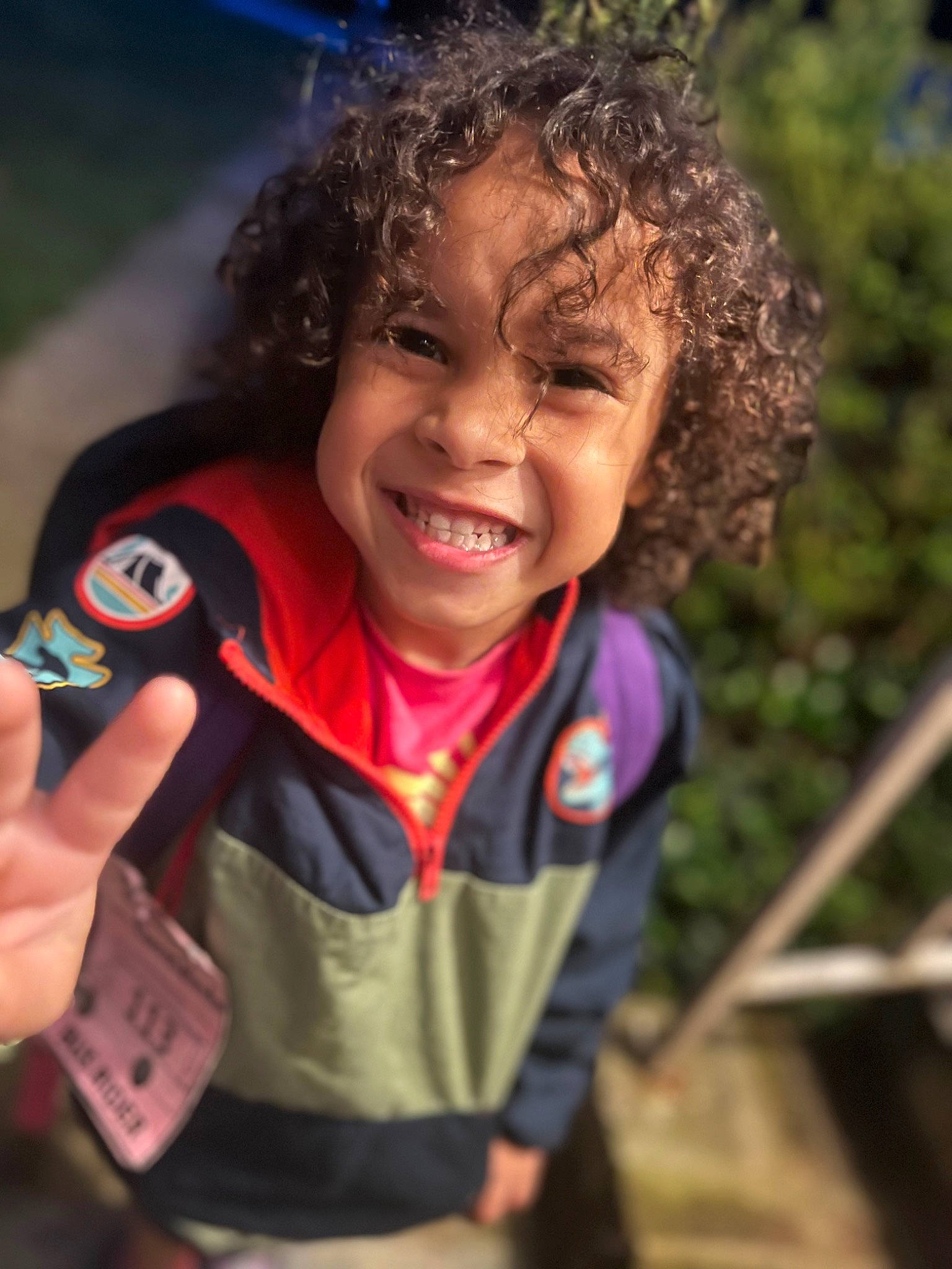 Aryaunah is registered to the contest to win money with this photo: adventure, audio_equipment, child, competition_event, fun, gesture, grass, happy, joy, laugh, leisure, people_in_nature, person, play, player, portrait_photography, recreation, smile, soil, t_shirt