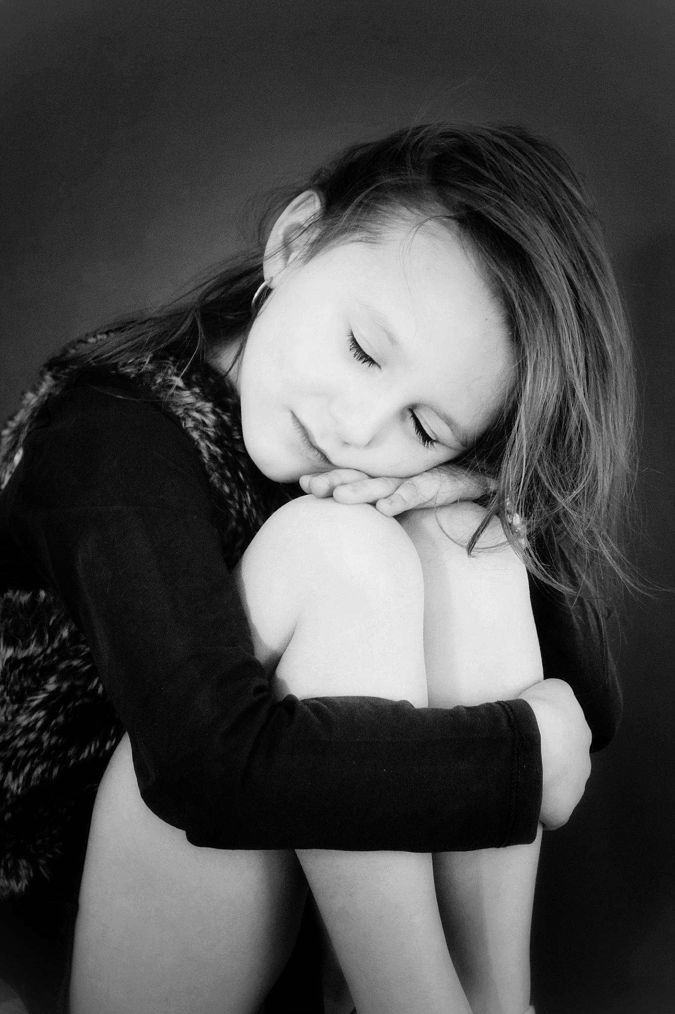 Klara a rejoint le concours — aidez-le/la à gagner de superbes lots ! black_and_white, black_hair, comfort, elbow, eye, facial_expression, flash_photography, gesture, hair, happy, human_body, joint, leg, lip, mouth, person, shoulder, skin, style, thigh