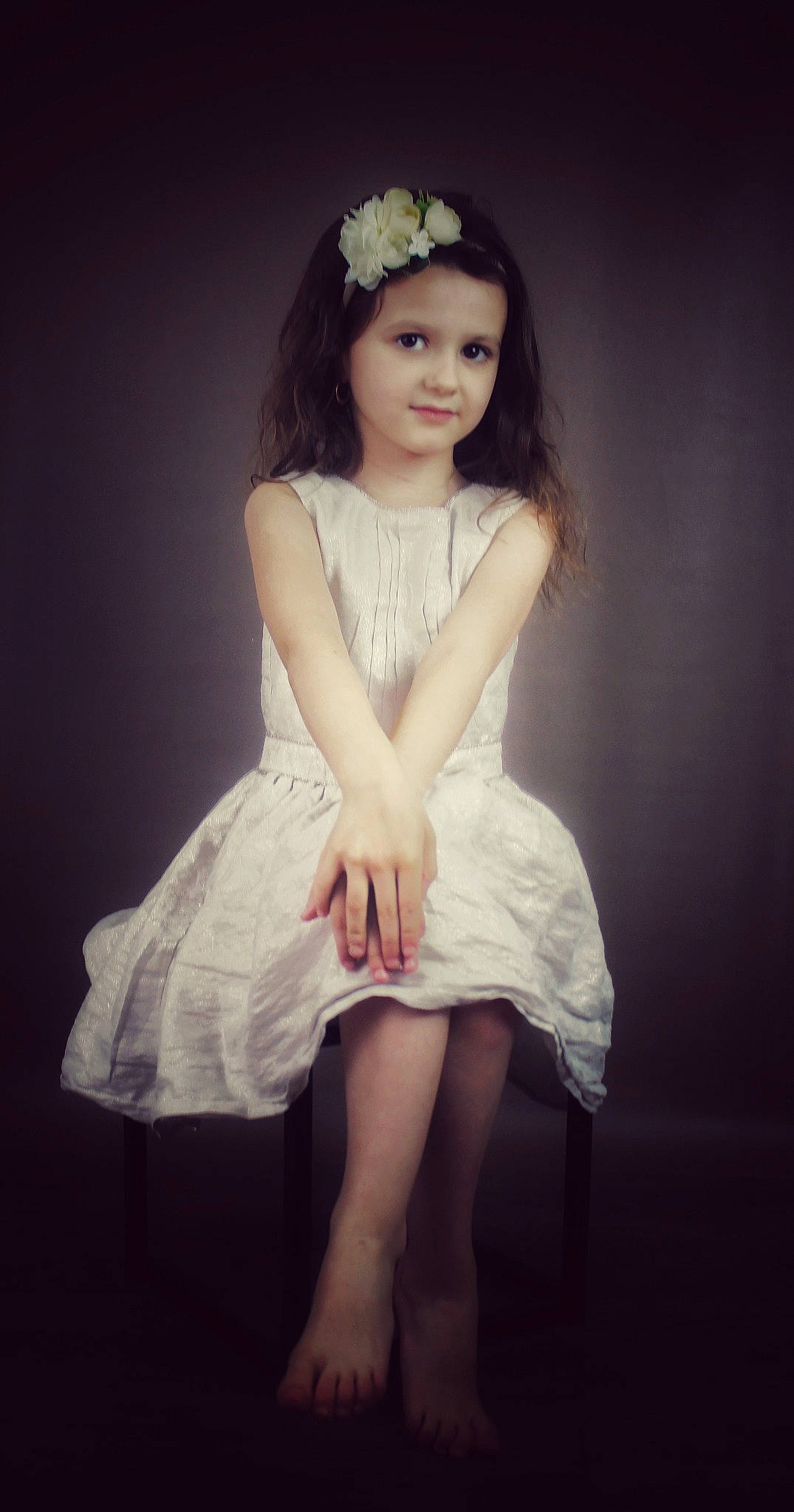 Klara a rejoint le concours — aidez-le/la à gagner de superbes lots ! arm, chin, clothing, day_dress, dress, eye, face, flash_photography, hair, hairstyle, hand, head, headwear, human_body, joy, leg, lip, neck, one_piece_garment, person