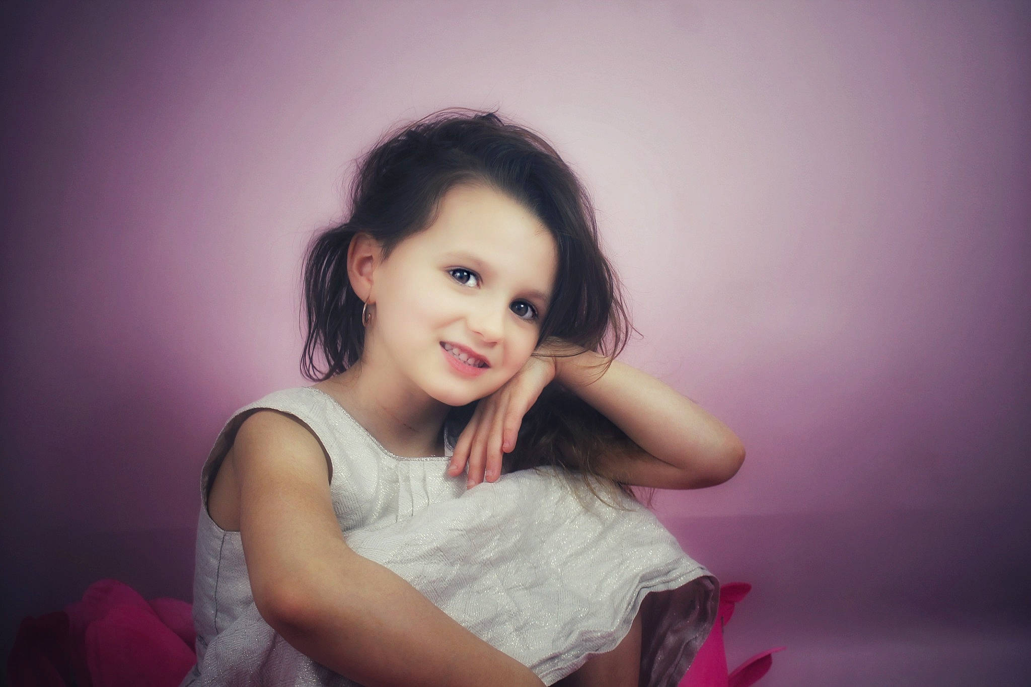 Klara a rejoint le concours — aidez-le/la à gagner de superbes lots ! black_hair, brown_hair, cheek, child, elbow, event, flash_photography, fun, gesture, happy, joy, long_hair, magenta, person, pink, purple, shoulder, sitting, skin, sleeve