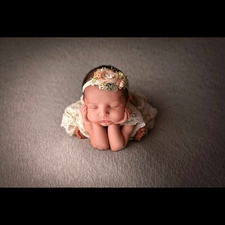 Zoe participe au concours pour gagner de l'argent avec cette photo : accessories, baby, bodypart, bonnet, cap, clothing, face, finger, glove, hand, happy, hat, head, newborn, person, photography, portrait, sleeping, smile