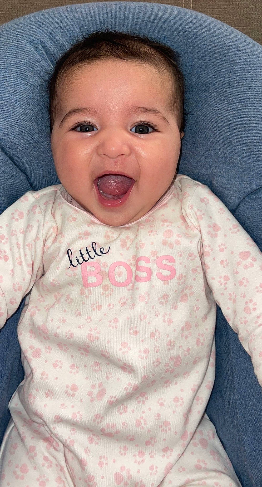 Jennah participe au concours pour gagner de l'argent avec cette photo : baby, baby_toddler_clothing, cheek, chin, comfort, eye, eyebrow, face, gesture, head, iris, lip, mouth, neck, nose, person, pink, skin, sleeve, smile