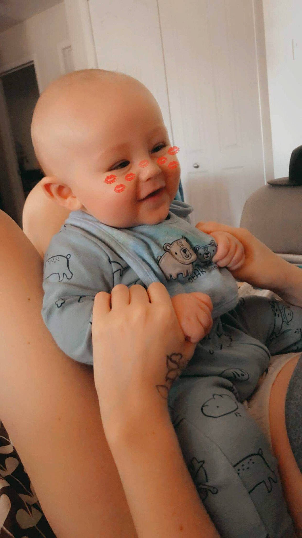 Kyle participe au concours pour gagner de l'argent avec cette photo : arm, baby, cheek, comfort, eye, eyebrow, finger, gesture, hand, human_body, joint, leg, lip, mouth, neck, nose, person, shoulder, skin, smile