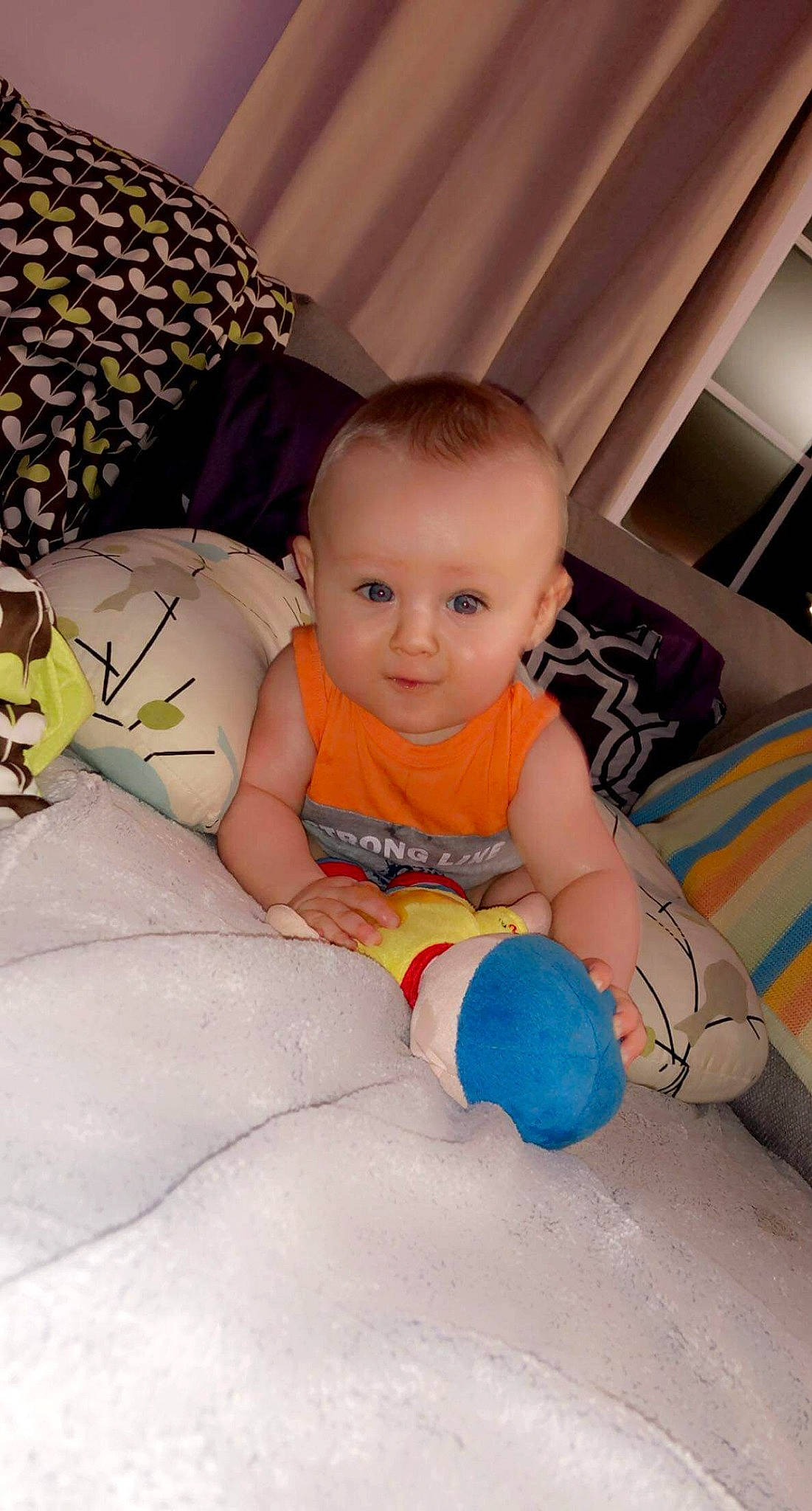 Kyle a rejoint le concours — aidez-le/la à gagner de superbes lots ! arm, baby, baby_toddler_clothing, child, comfort, finger, flooring, fun, hand, happy, human_body, human_leg, leg, mammal, people, person, sitting, skin, textile, thigh