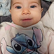 Amélia a rejoint le concours — aidez-le/la à gagner de superbes lots ! baby, child, face, blue_eyes, smile, towel, blanket, clothing, cute, portrait, infant, soft, indoors, closeup, person, sleepwear, stitch_character, young, happy, skin