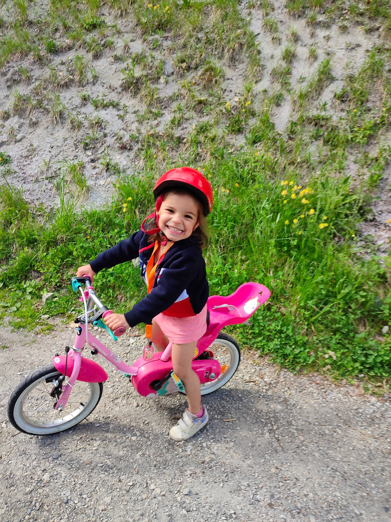 Lea participe au concours pour gagner de l'argent avec cette photo : bicycle, bicycle_accessory, bicycle_frame, bicycle_handlebar, bicycle_helmet, bicycle_tire, bicycle_wheel, bicycles_equipment_and_supplies, cycling, grass, happy, headgear, headwear, helmet, joy, people_in_nature, person, pink, plant, smile