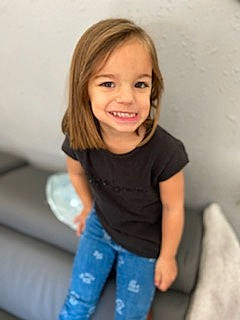 Lèa participe au concours pour gagner de l'argent avec cette photo : cheek, eye, eyelash, flash_photography, floor, gesture, hair, happy, head, human_body, iris, jeans, joy, lip, mouth, nose, person, shoulder, skin, sleeve