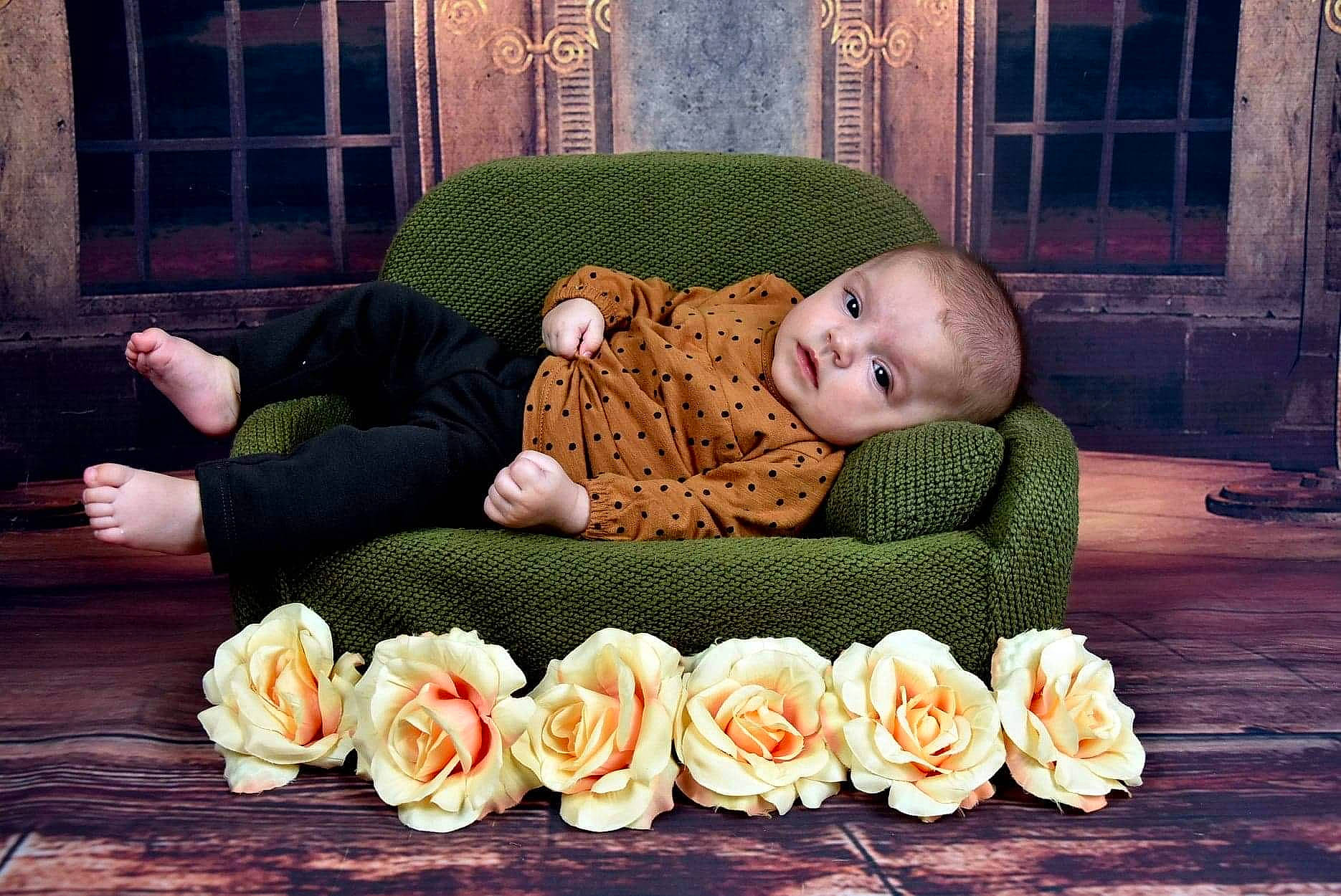 Lou participe au concours pour gagner de l'argent avec cette photo : baby, child, flower, happy, person, photography, plant, rose, sitting