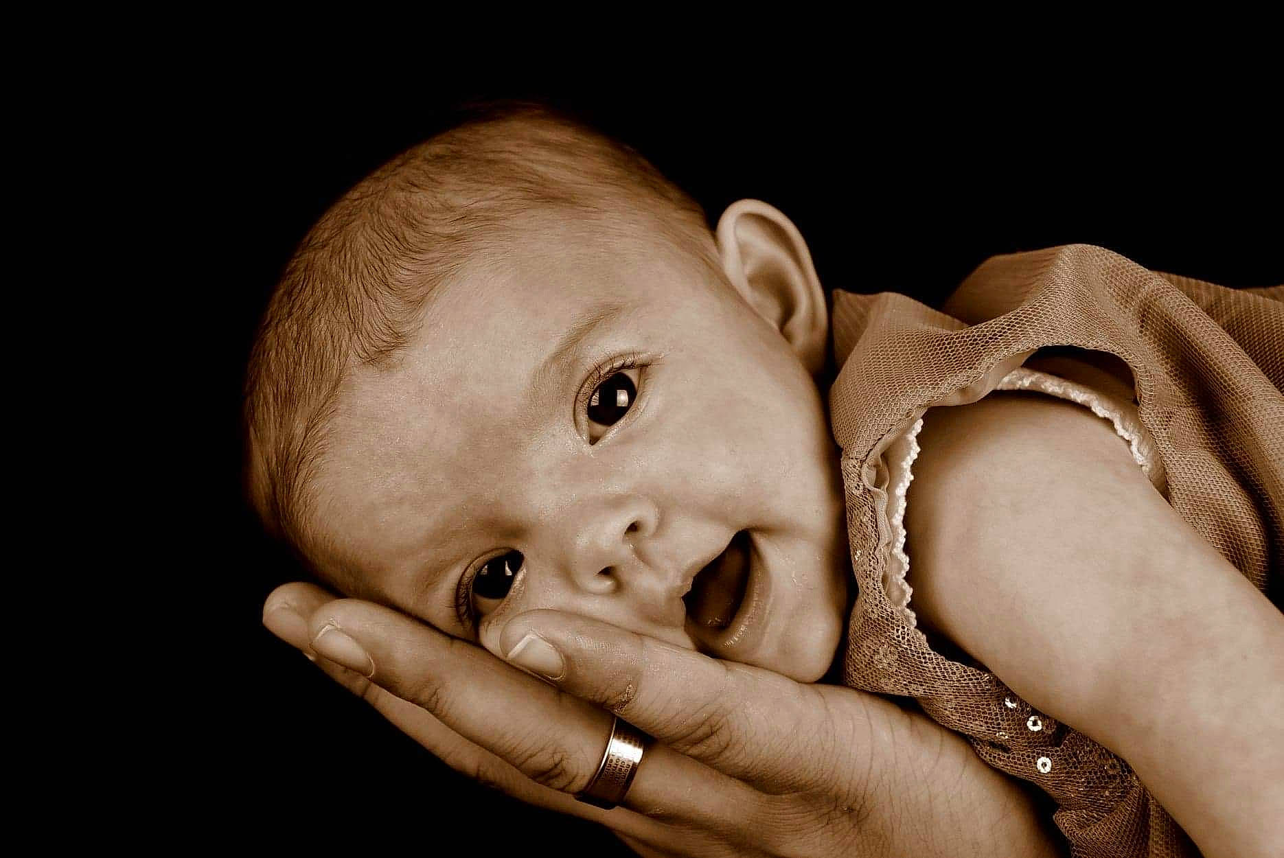 Lou participe au concours pour gagner de l'argent avec cette photo : baby, cheek, child, close_up, eye, face, finger, flash_photography, hand, head, human, lip, mouth, nose, person, photograph, photography, portrait, portrait_photography, skin