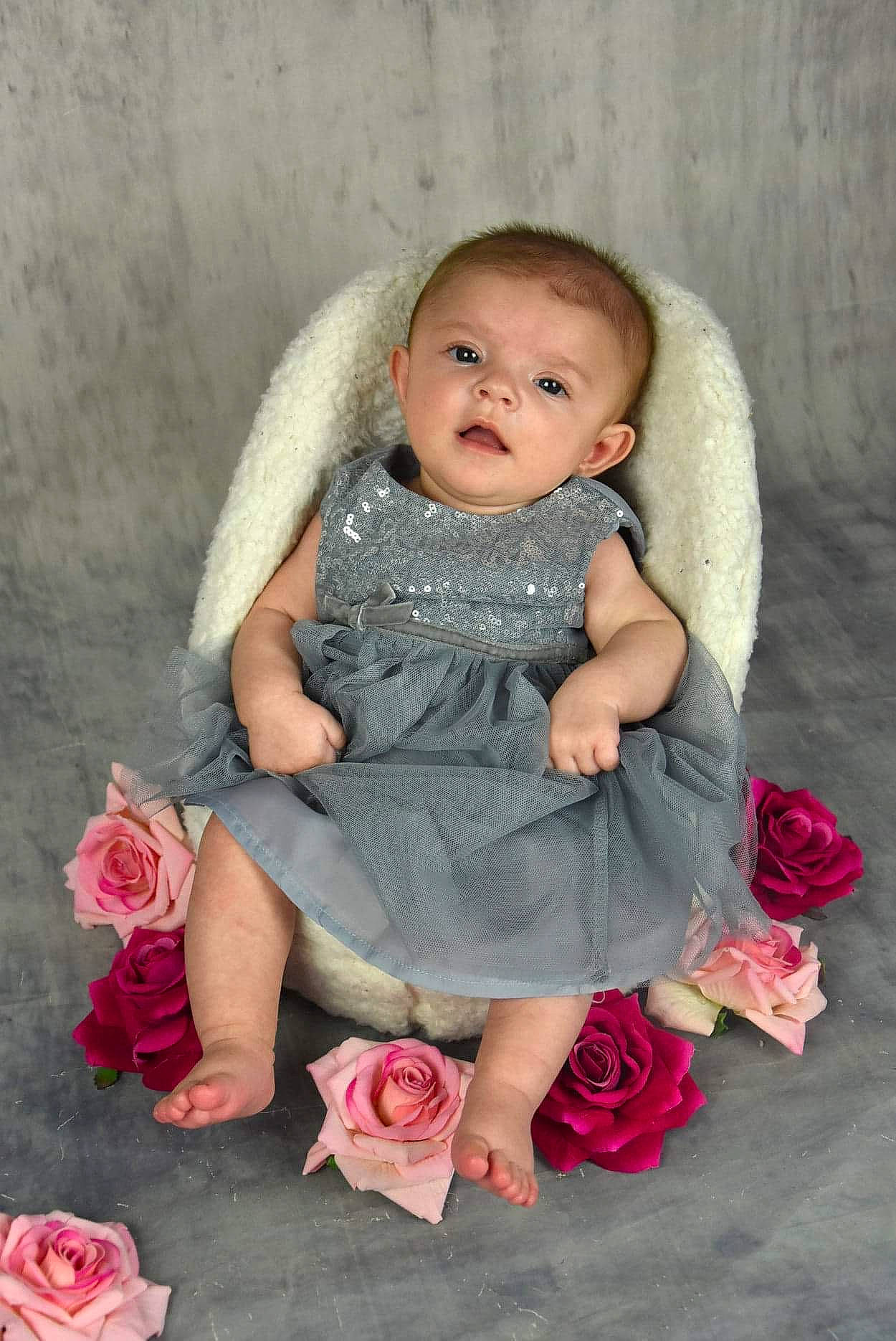 Lou a rejoint le concours — aidez-le/la à gagner de superbes lots ! baby, cheek, child, child_model, flower, person, petal, photograph, pink, product, sitting, skin, toddler