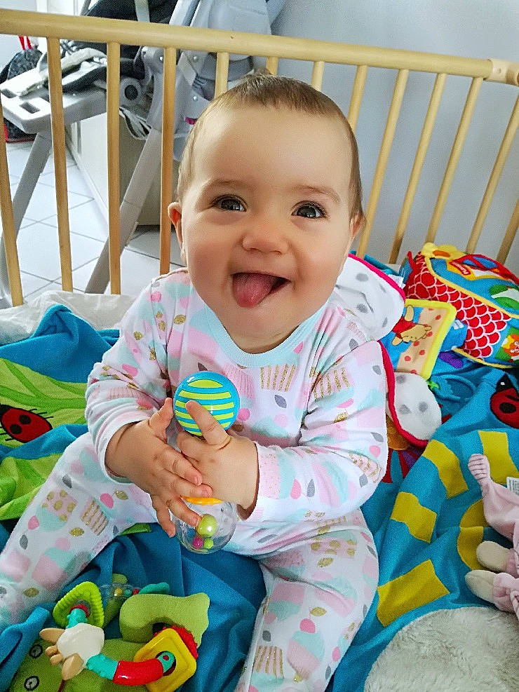 Melyana a rejoint le concours — aidez-le/la à gagner de superbes lots ! baby, baby_playing_with_toys, baby_products, baby_toddler_clothing, baby_toys, child, joy, person, play, product, room, sitting, skin, smile, toddler, toy