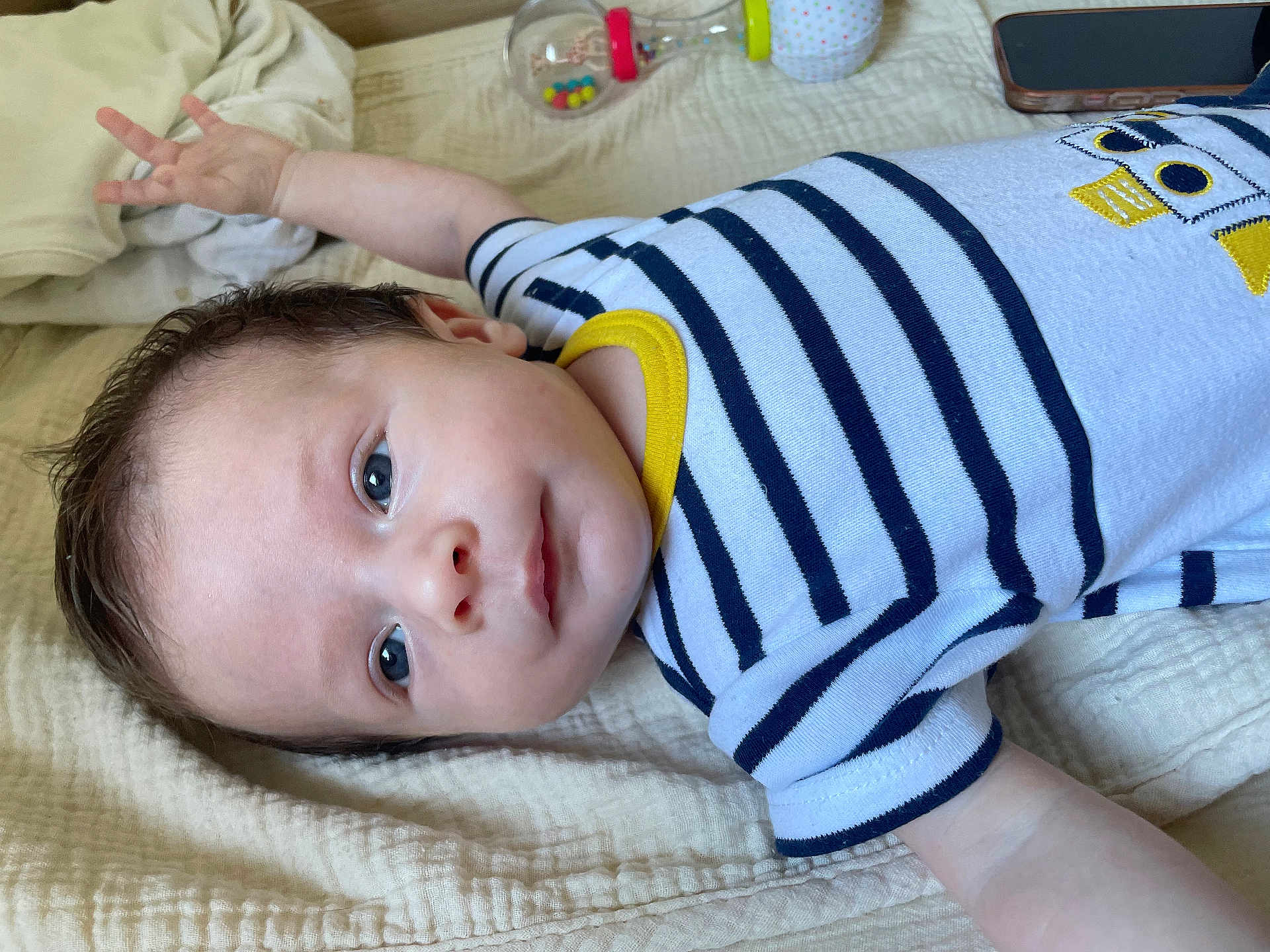 Matteo a rejoint le concours — aidez-le/la à gagner de superbes lots ! baby, infant, child, striped_clothing, onesie, blanket, bed, arm, face, head, eyes, skin, hand, fingertips, curious, lying_down, indoor, soft_texture, cute, young