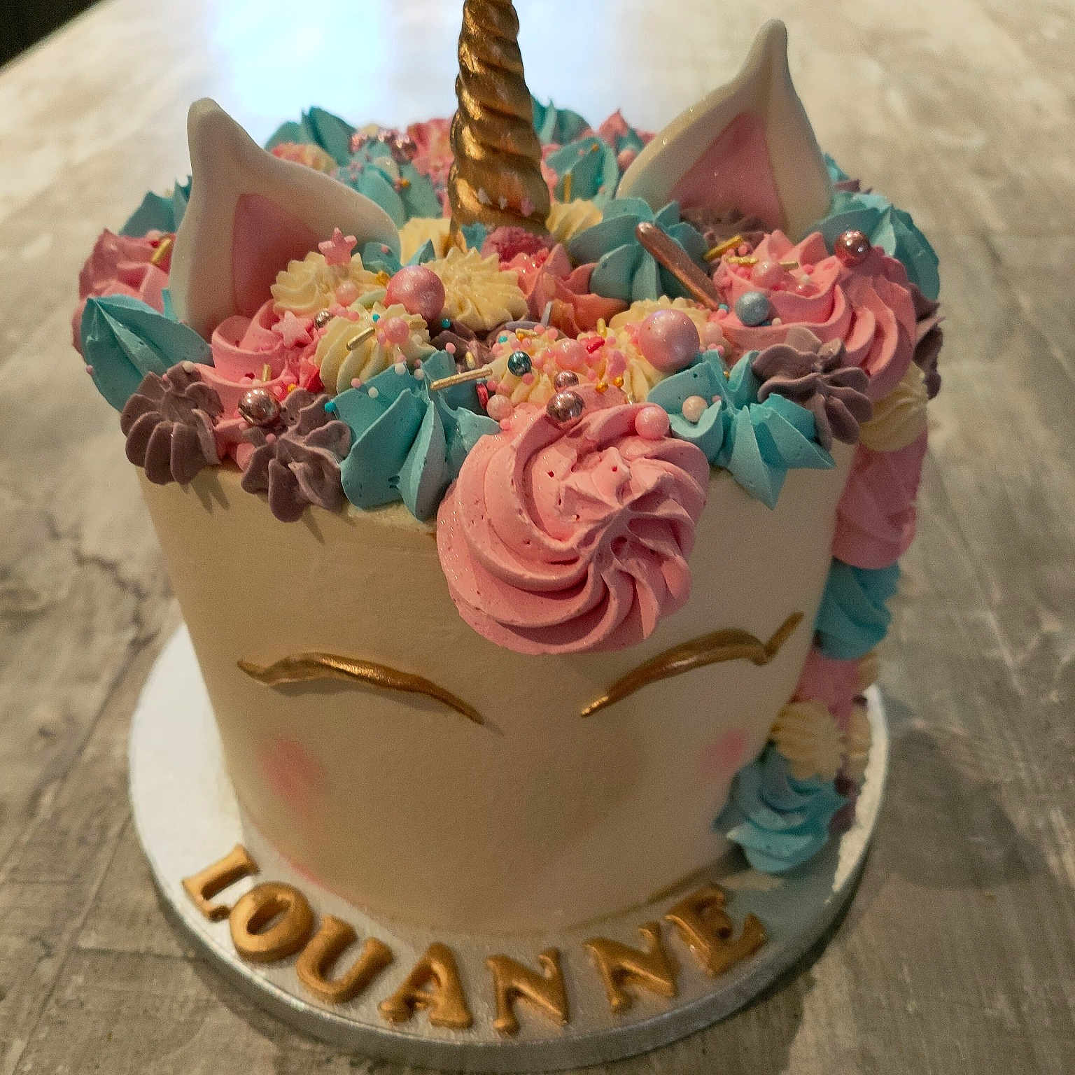 Louanne a rejoint le concours — aidez-le/la à gagner de superbes lots ! baked_goods, birthday_cake, buttercream, cake, cake_decorating, cake_decorating_supply, cream, cuisine, cupcake, dessert, dish, fondant, food, frozen_dessert, icing, ingredient, recipe, sugar_cake, sugar_paste, sweetness