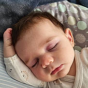 Louis participe au concours pour gagner de l'argent avec cette photo : baby, blanket, child, closed_eyes, clothing, cozy, cute, eyelashes, face, head, indoors, infant, peaceful, pillow, portrait, resting, skin, sleeping, soft, toddler