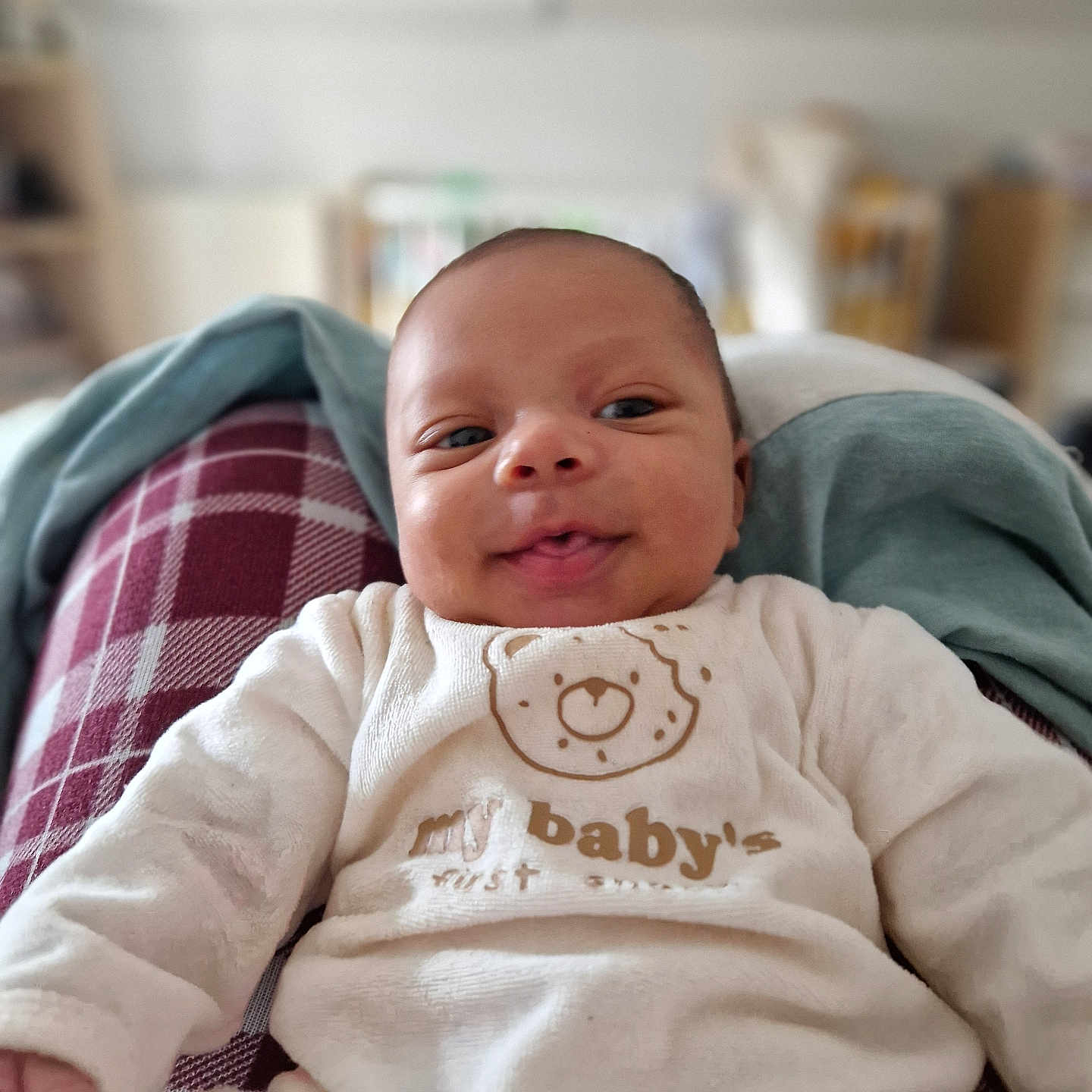 Ezio a rejoint le concours — aidez-le/la à gagner de superbes lots ! baby, blanket, bodypart, clothing, cushion, face, finger, furniture, hand, happy, head, homedecor, knitwear, newborn, person, photography, portrait, smile, sweater, t_shirt
