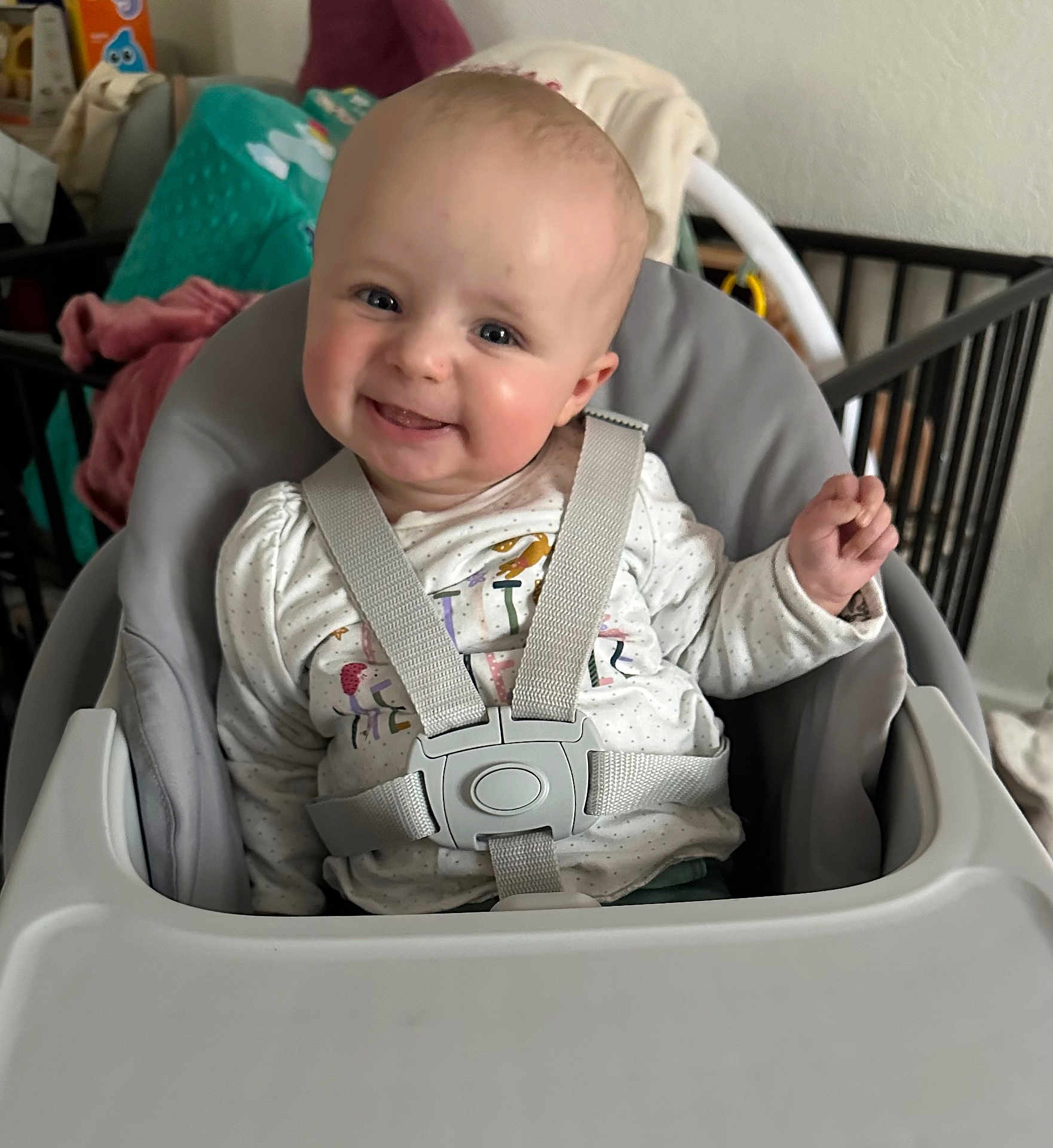 Avoye participe au concours pour gagner de l'argent avec cette photo : baby, child, clothing, cute, expression, face, furniture, happy, high_chair, home, indoor, infant, person, portrait, safety, seatbelt, sitting, smile, table, young_child