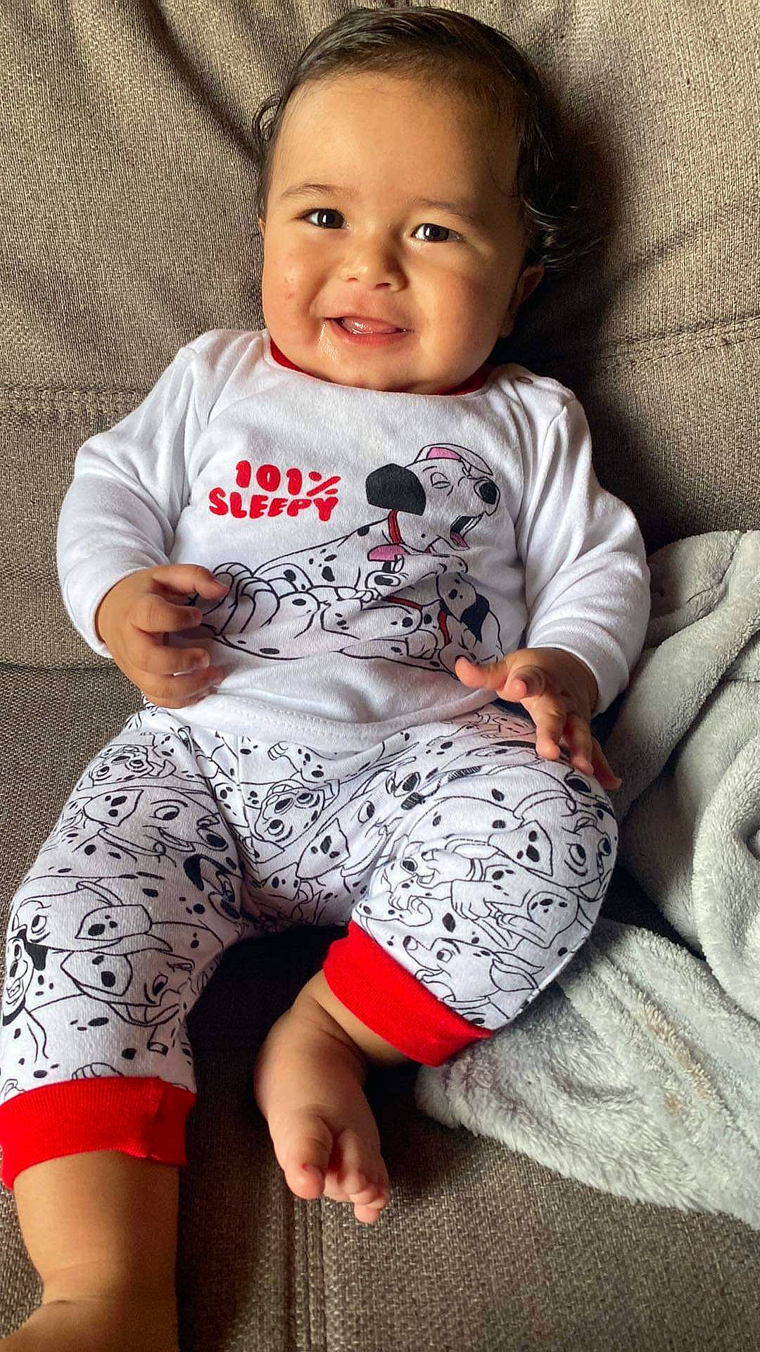 Yliano participe au concours pour gagner de l'argent avec cette photo : baby, baby_toddler_clothing, beauty, cheek, child, comfort, cool, face, happy, head, joy, knee, leg, neck, pattern, person, skin, sleeve, smile, t_shirt