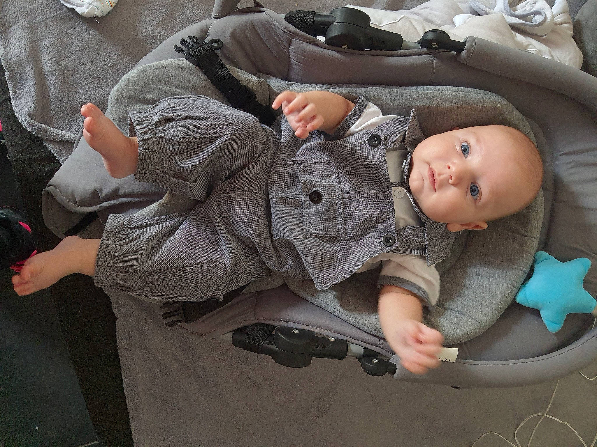 Rayan a rejoint le concours — aidez-le/la à gagner de superbes lots ! baby, baby_carriage, baby_products, baby_safety, baby_toddler_clothing, cheek, child, comfort, gesture, grass, head, human_body, nap, person, sitting, sleep, sleeve, toddler, tree