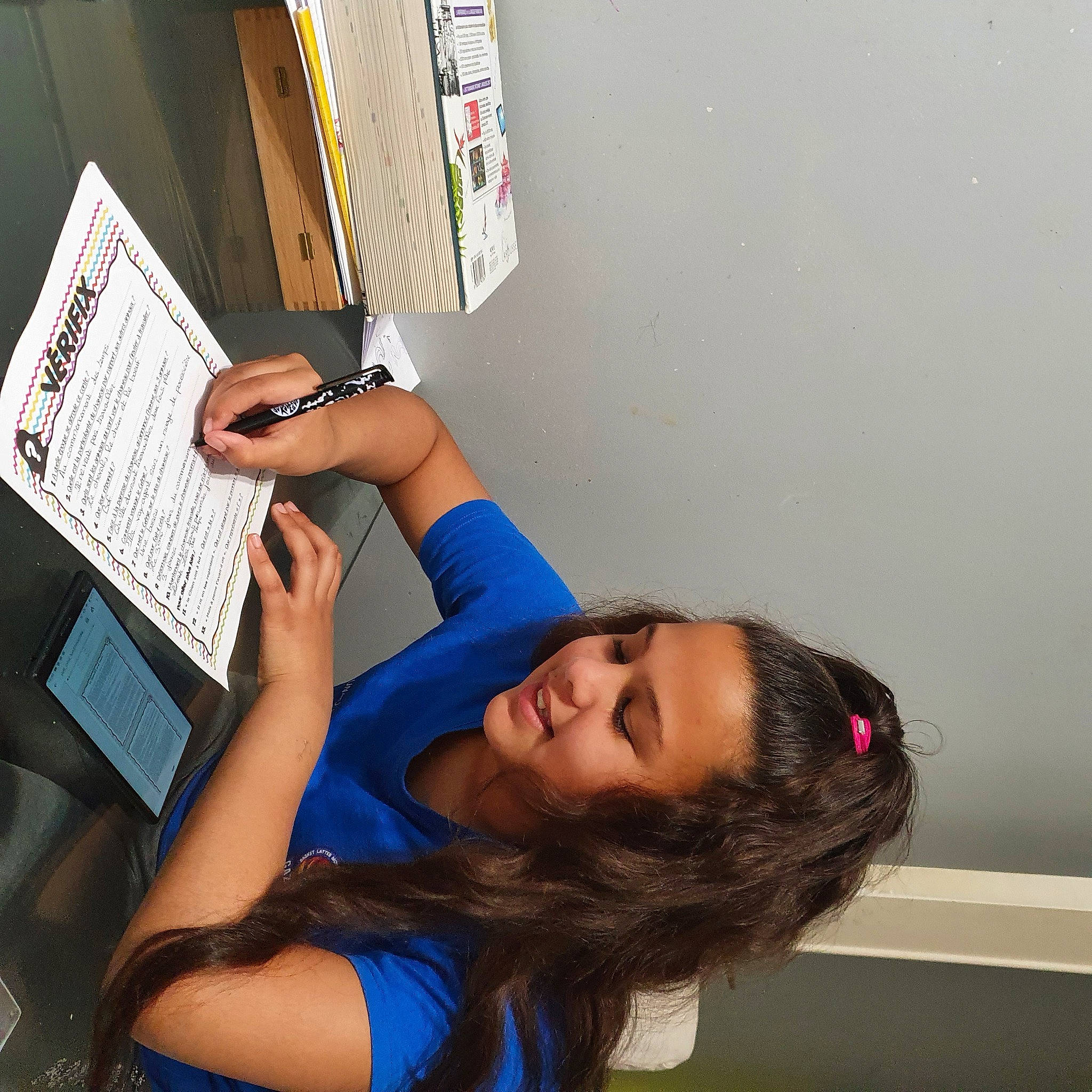 Seyon a rejoint le concours — aidez-le/la à gagner de superbes lots ! black_hair, glasses, joy, leg, person, reading