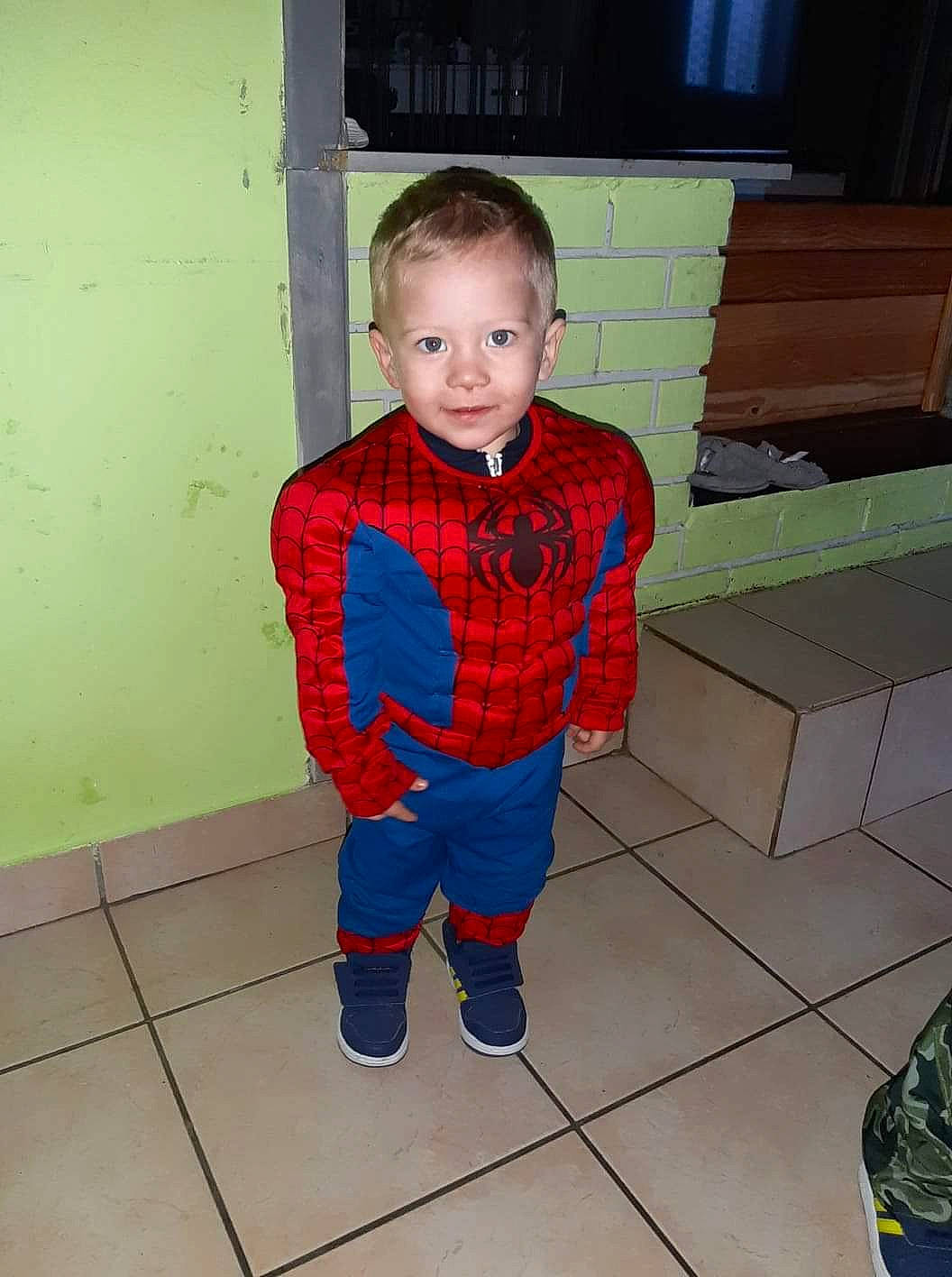 Ilaryo a rejoint le concours — aidez-le/la à gagner de superbes lots ! child, person, play, standing, toddler