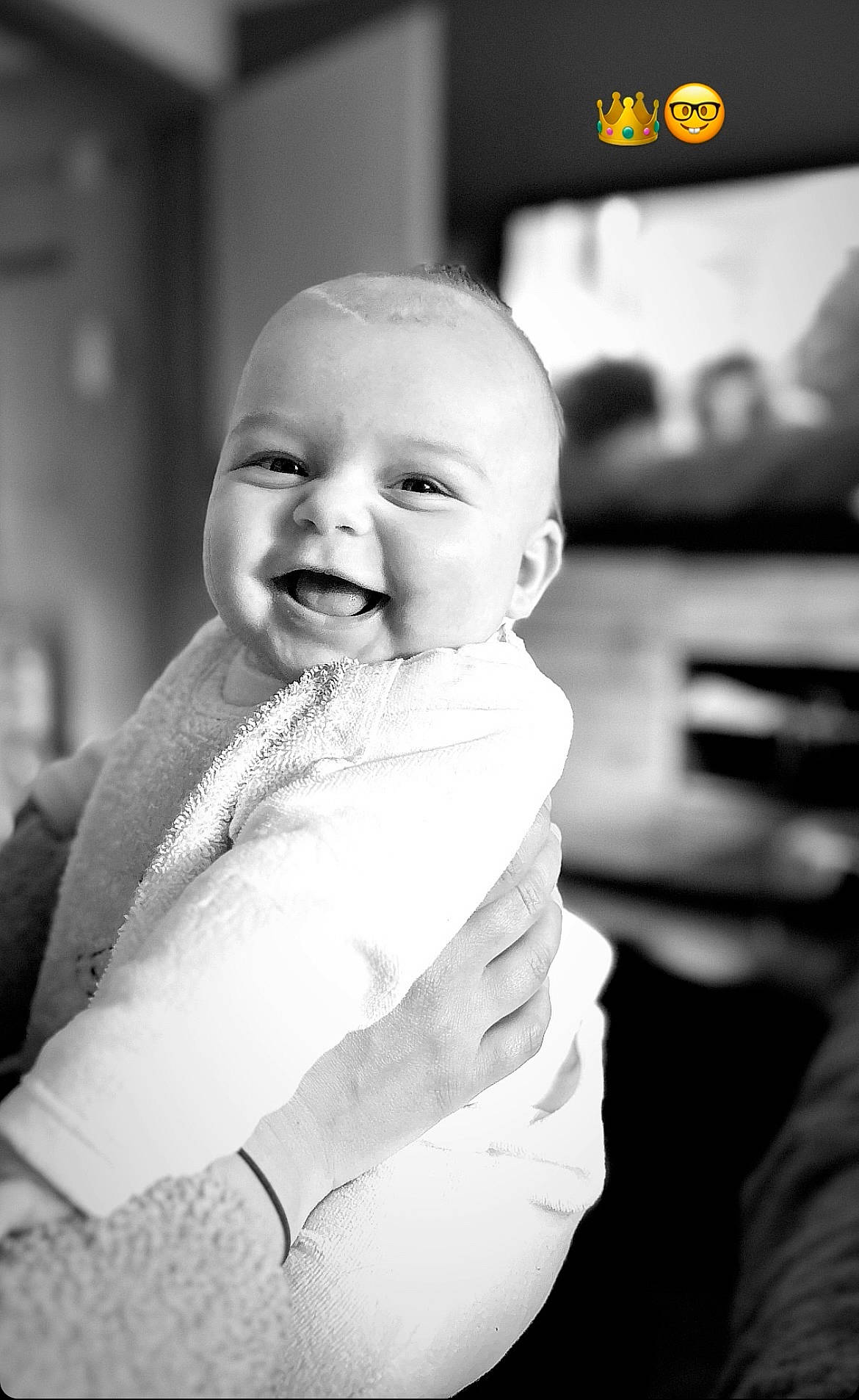 Mathéo a rejoint le concours — aidez-le/la à gagner de superbes lots ! baby, black_and_white, child, flash_photography, fun, gesture, happy, iris, laugh, monochrome, monochrome_photography, person, portrait, portrait_photography, skin, sleeve, smile, standing, stock_photography, style