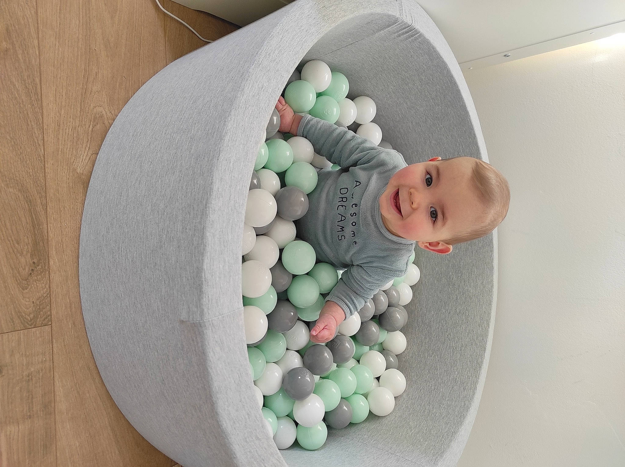 Gaspard participe au concours pour gagner de l'argent avec cette photo : art, baby, baby_products, baby_toys, child, circle, comfort, confectionery, dishware, font, joy, linens, pattern, pebble, person, room, sweetness, toy