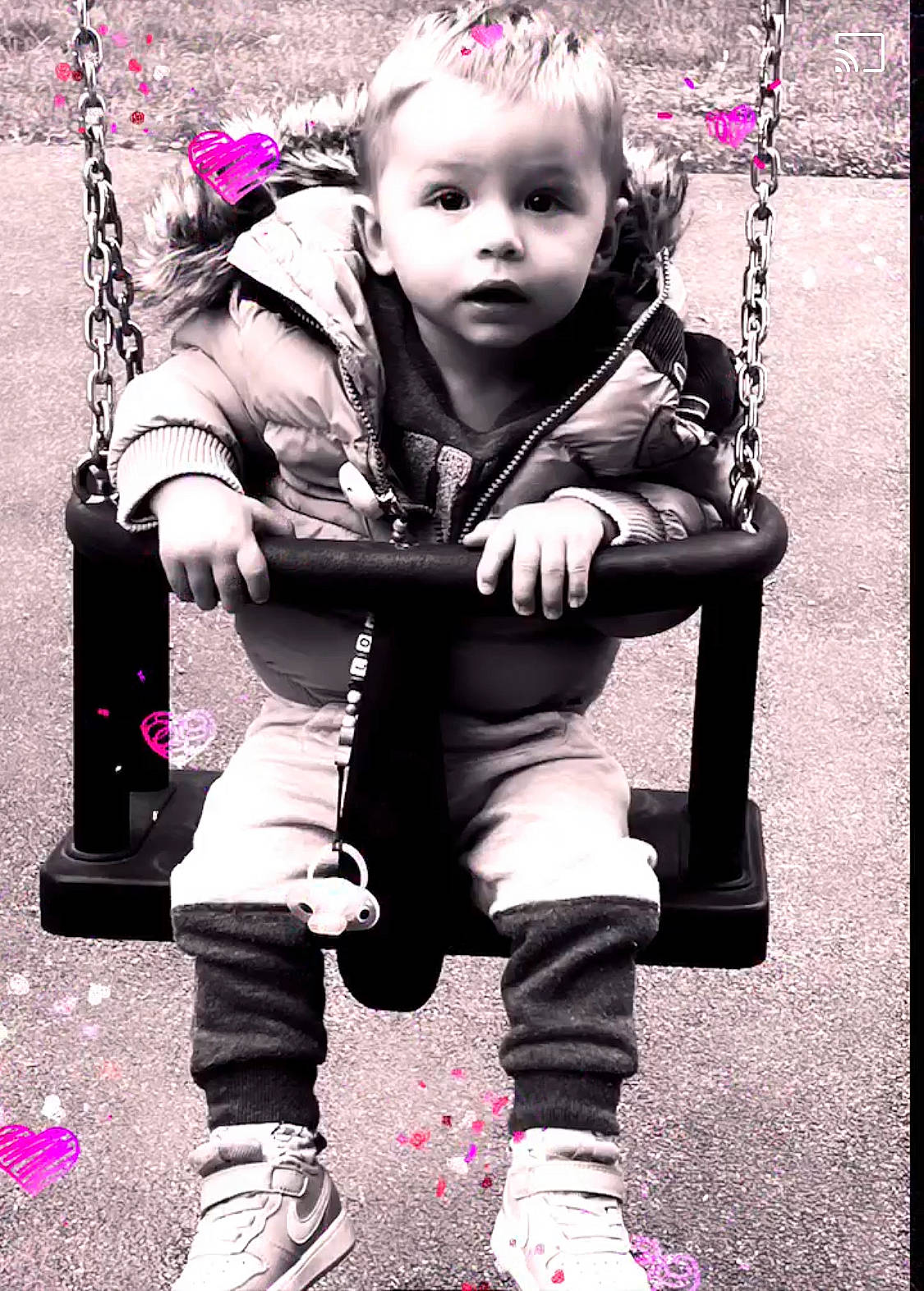 Louka a rejoint le concours — aidez-le/la à gagner de superbes lots ! baby, baby_toddler_clothing, black, black_and_white, child, cool, flash_photography, fun, happy, head, people, people_in_nature, person, photograph, pink, purple, shoe, sneakers, style, toddler