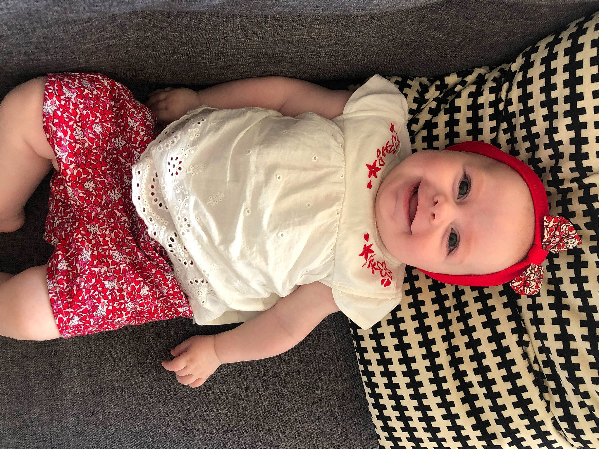Ghjulia participe au concours pour gagner de l'argent avec cette photo : arm, baby, baby_toddler_clothing, beauty, child, comfort, elbow, finger, flooring, glasses, hat, headwear, human_body, human_leg, joint, joy, pattern, person, skin, sleeve