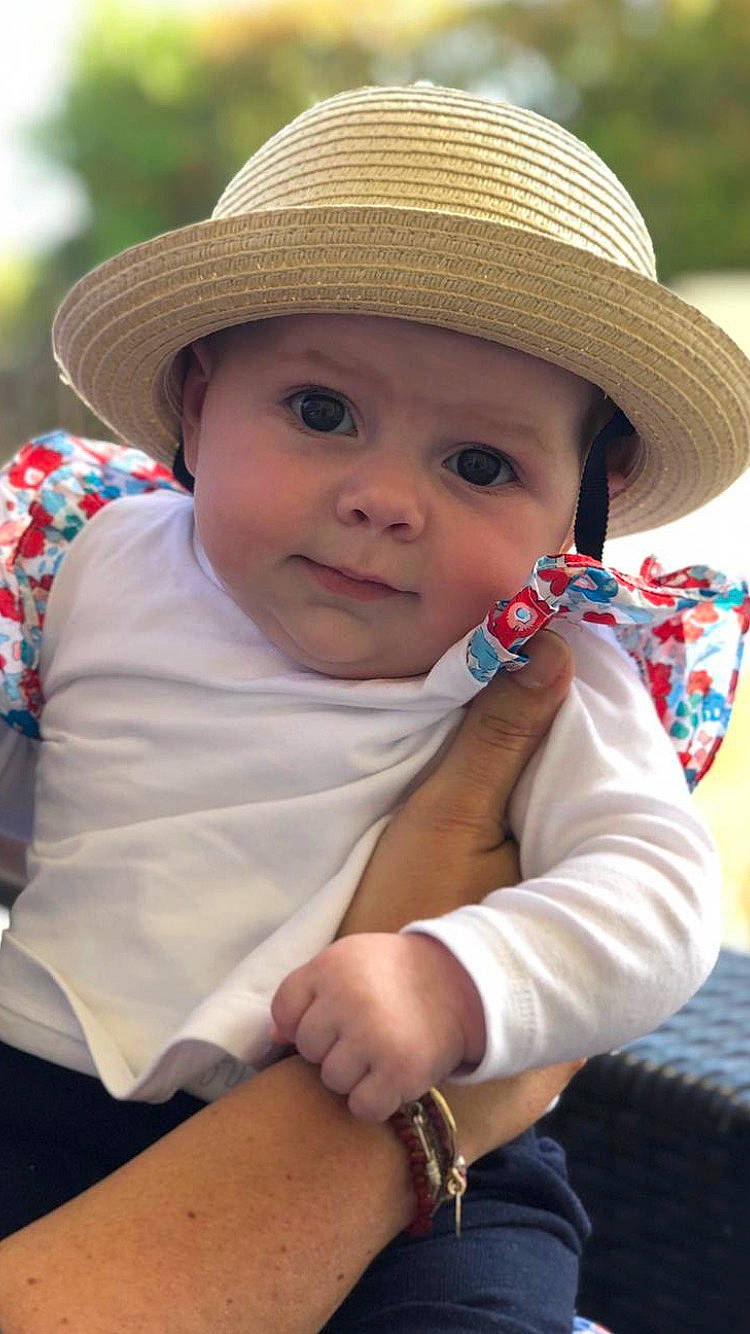 Ghjulia participe au concours pour gagner de l'argent avec cette photo : baby, baby_toddler_clothing, cap, cheek, chin, eye, face, fun, grass, happy, hat, head, headwear, iris, lip, nose, person, photograph, skin, sun_hat