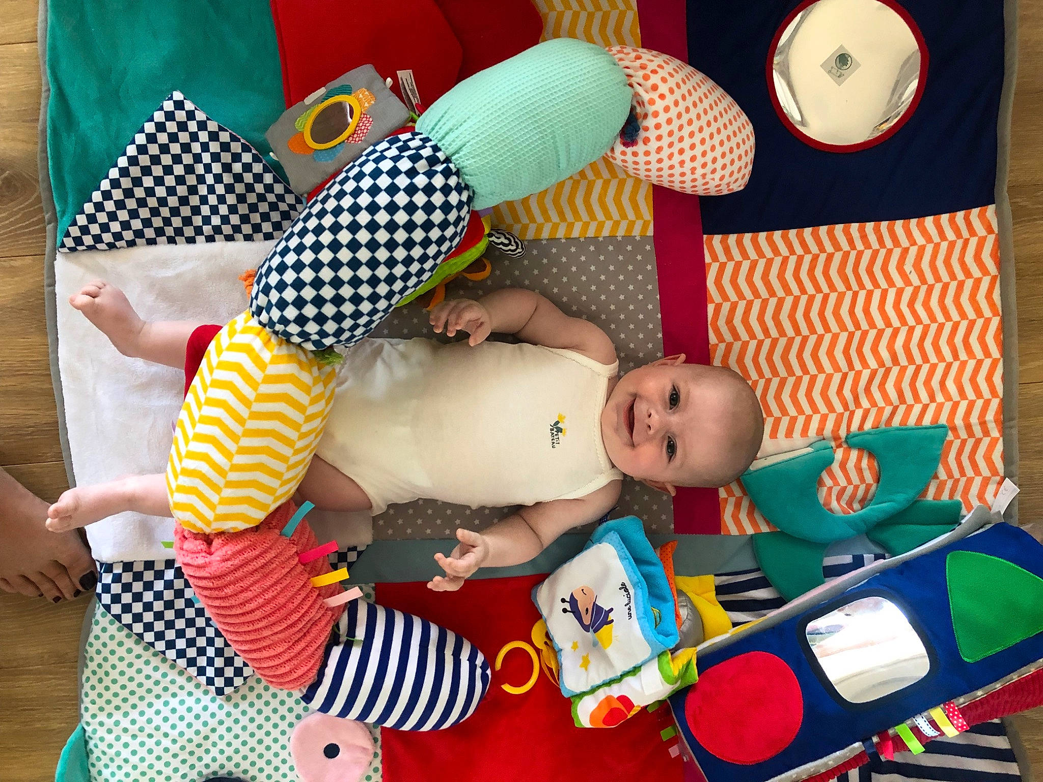 Ghjulia participe au concours pour gagner de l'argent avec cette photo : art, baby, baby_products, baby_toddler_clothing, baby_toys, child, comfort, fun, hat, joy, lap, leisure, pattern, person, play, product, room, stuffed_toy, thigh, toddler
