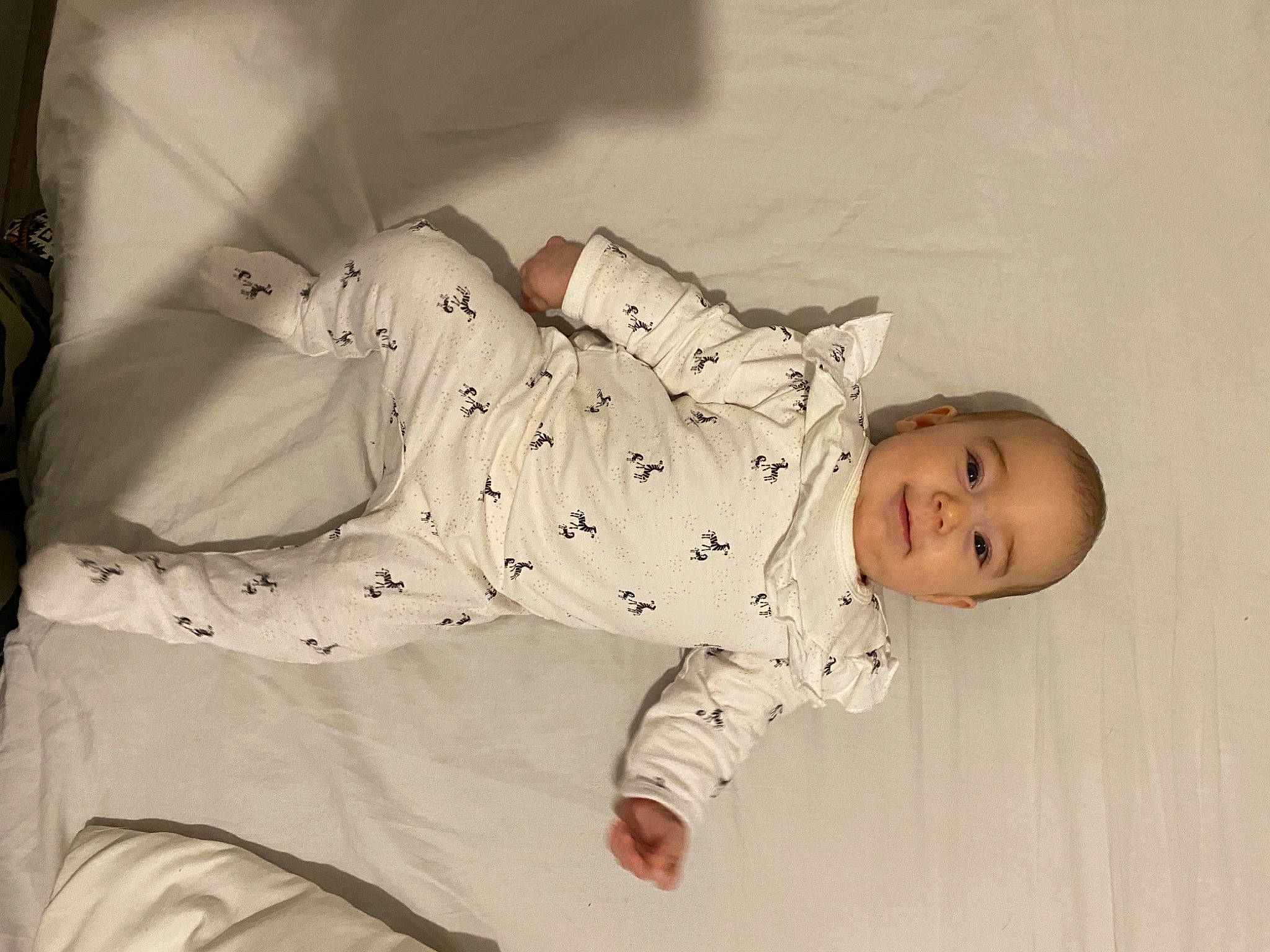 Kaily a rejoint le concours — aidez-le/la à gagner de superbes lots ! baby, baby_toddler_clothing, bed_sheet, bedding, carmine, child, comfort, face, flooring, hardwood, linens, pattern, person, room, sleeve, textile, toddler, wood