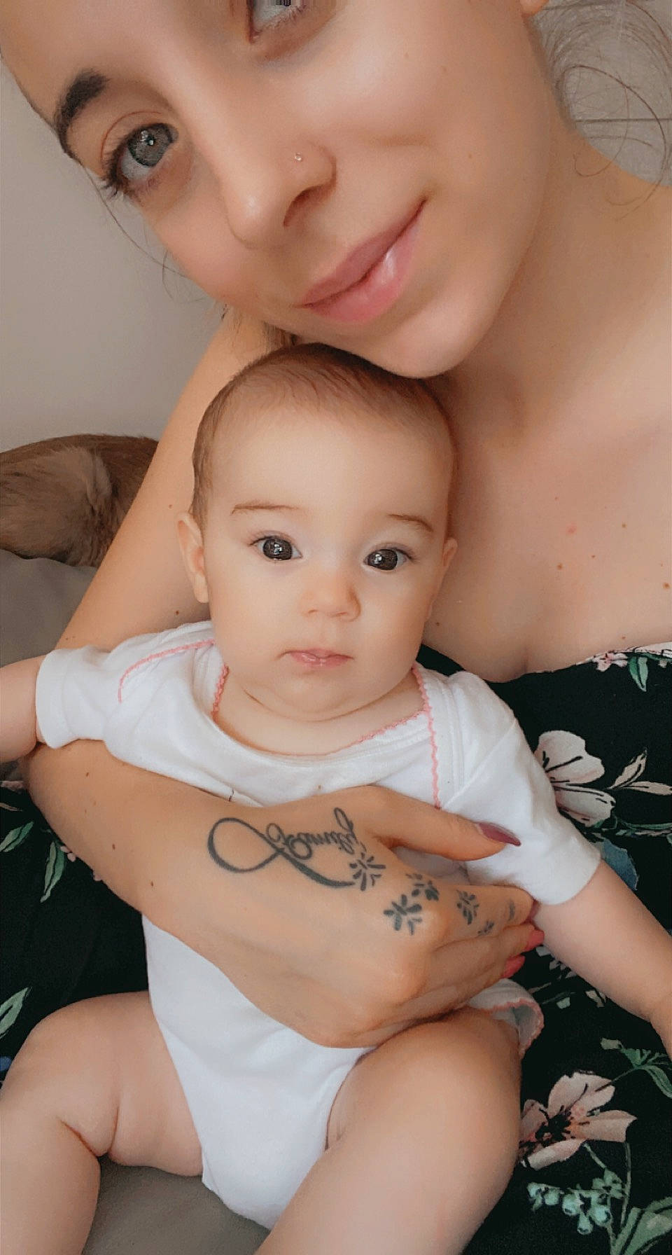 Kaily participe au concours pour gagner de l'argent avec cette photo : arm, cheek, eye, eyebrow, eyelash, face, facial_expression, forehead, hairstyle, hand, joint, lip, mouth, muscle, nose, person, shoulder, skin, stomach, vertebrate