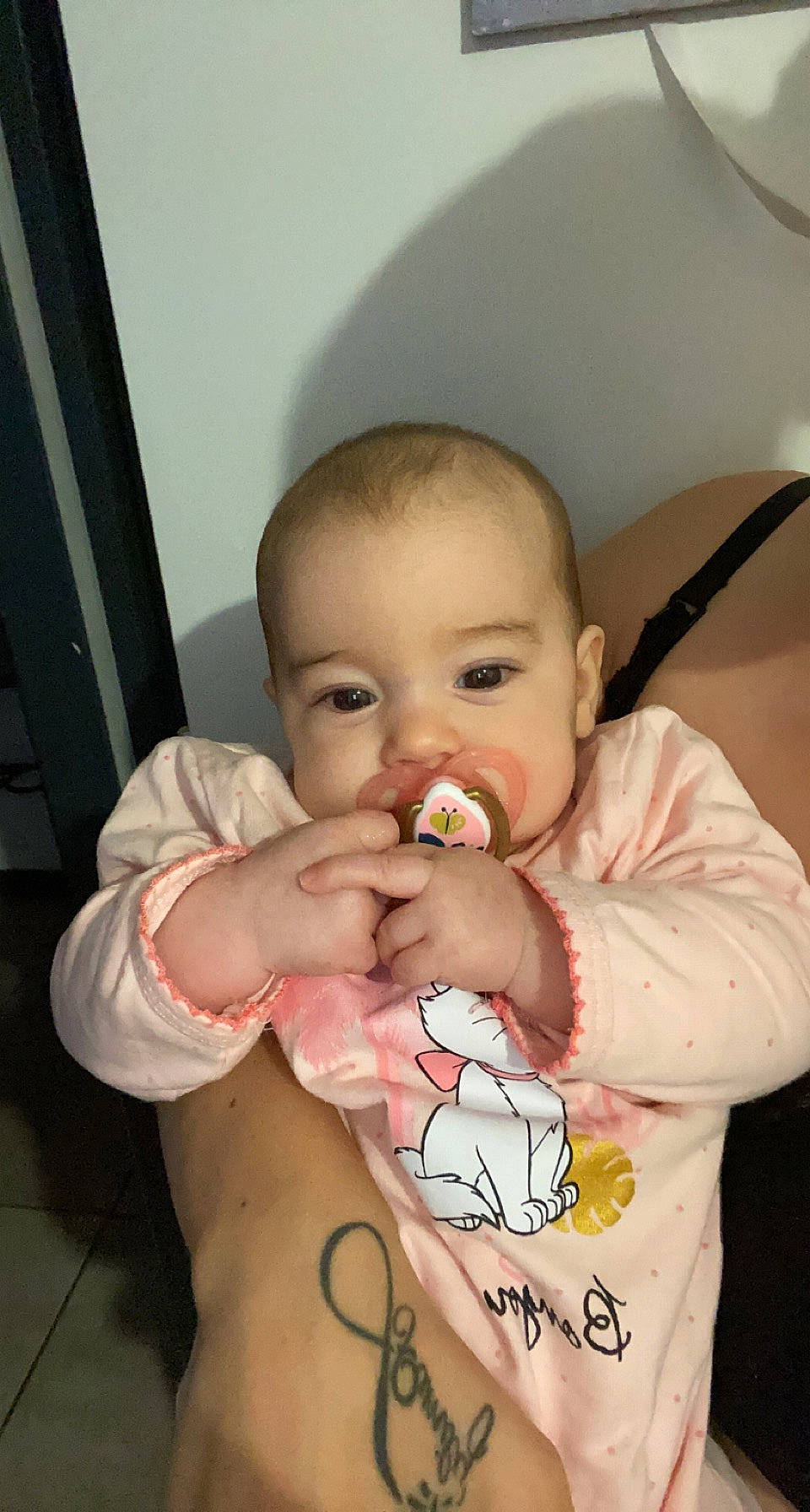 Kaily a rejoint le concours — aidez-le/la à gagner de superbes lots ! arm, baby, baby_toddler_clothing, cheek, chest, child, ear, finger, gesture, happy, human_body, iris, lip, mouth, nail, neck, nose, person, skin, thumb