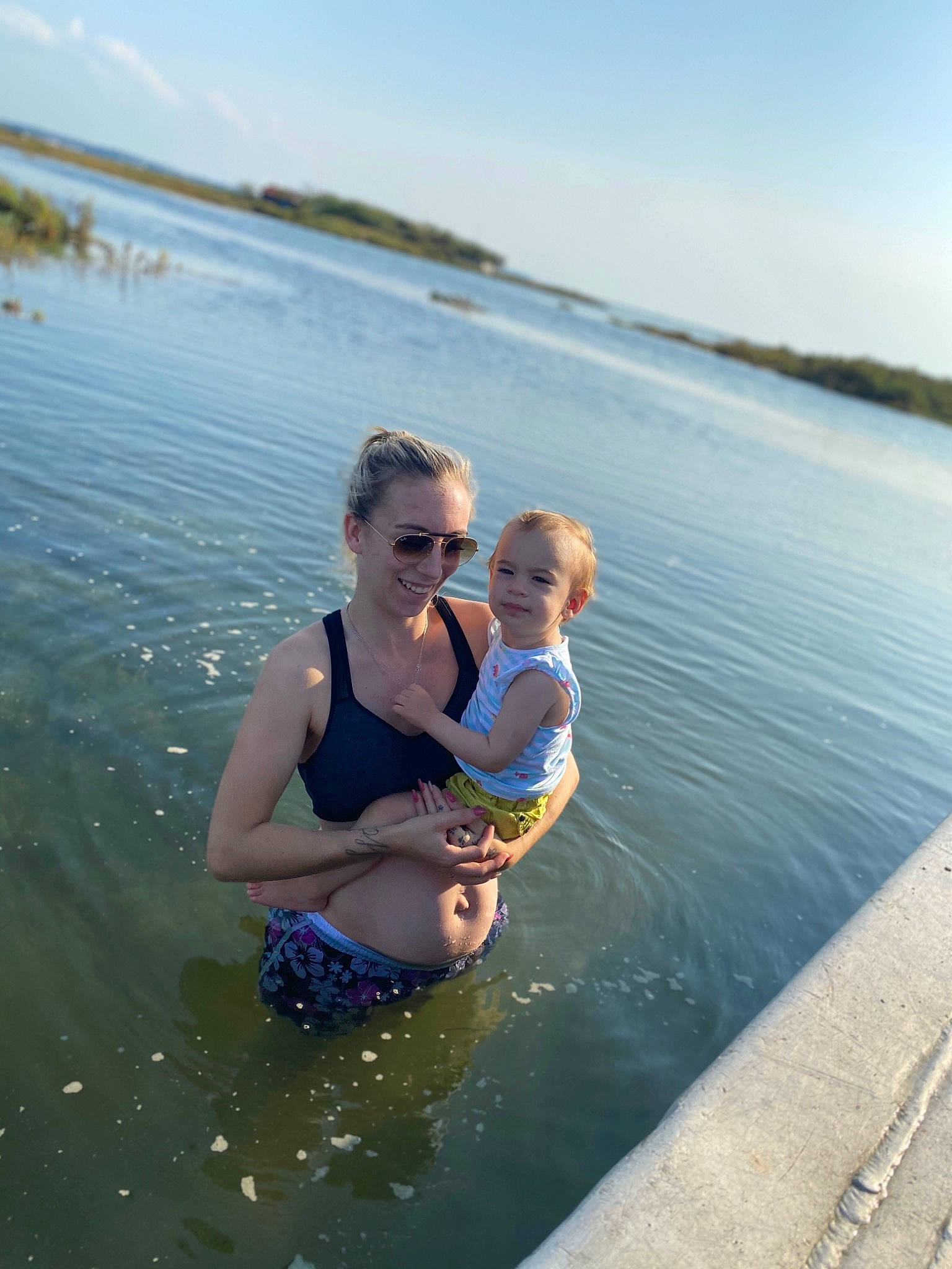 Kylia participe au concours pour gagner de l'argent avec cette photo : brassiere, event, fun, goggles, happy, holiday, joy, lake, leisure, morning, people_in_nature, person, personal_protective_equipment, recreation, reflection, sky, smile, sunglasses, swimwear, toddler