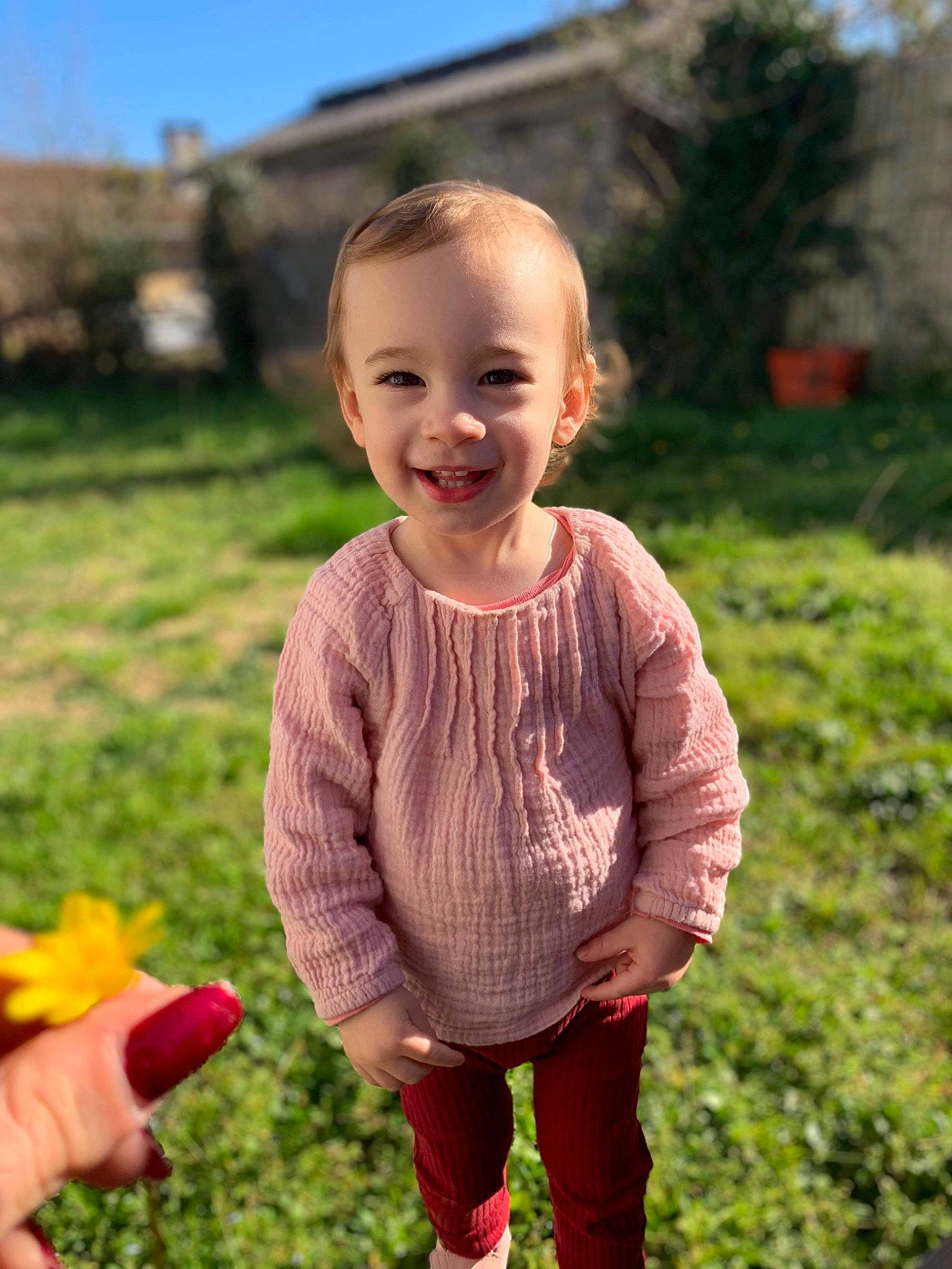 Kylia participe au concours pour gagner de l'argent avec cette photo : baby_toddler_clothing, grass, grass_family, hair, happy, joy, leaf, leisure, meadow, people, people_in_nature, person, petal, pink, plant, sky, sleeve, smile, summer, toddler