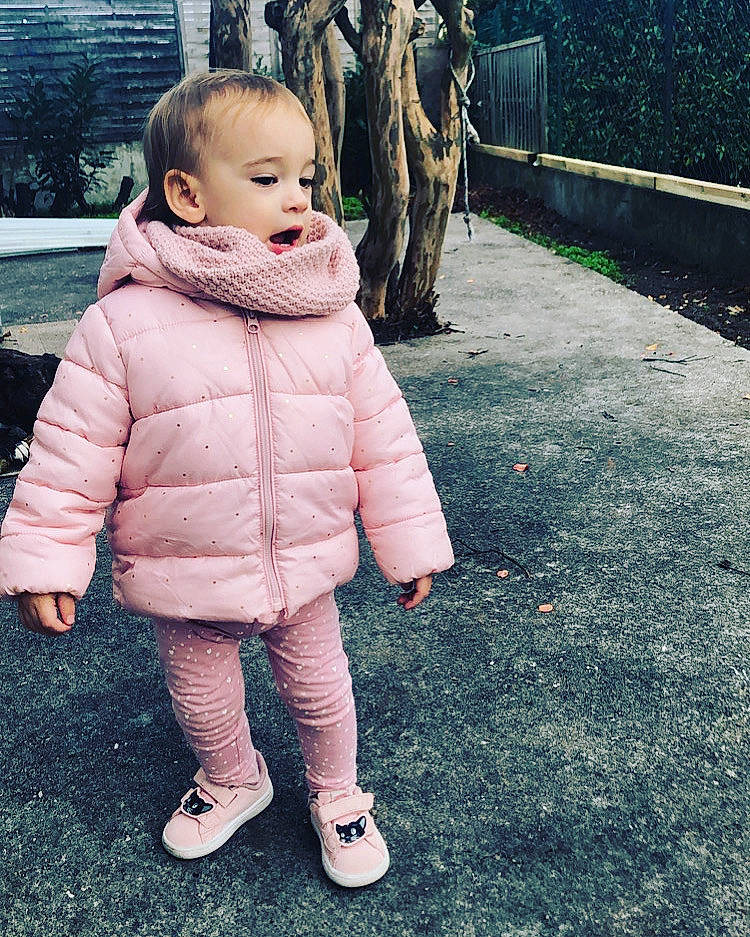 Kylia a rejoint le concours — aidez-le/la à gagner de superbes lots ! asphalt, baby, baby_toddler_clothing, eye, face, fur, gesture, grass, happy, jacket, leg, leisure, person, recreation, road_surface, shoe, sitting, sleeve, smile, toddler