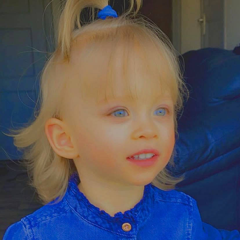 Cassye a rejoint le concours — aidez-le/la à gagner de superbes lots ! blue, cheek, chin, cool, ear, eye, eyebrow, eyelash, forehead, hair, happy, human, iris, jaw, lip, mouth, nose, person, skin, sleeve