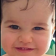 Ali participe au concours pour gagner de l'argent avec cette photo : baby, cheeks, child, childhood, close_up, cute, expression, face, hair, happy, head, indoors, infant, natural_light, person, portrait, skin, smile, teeth, young_child