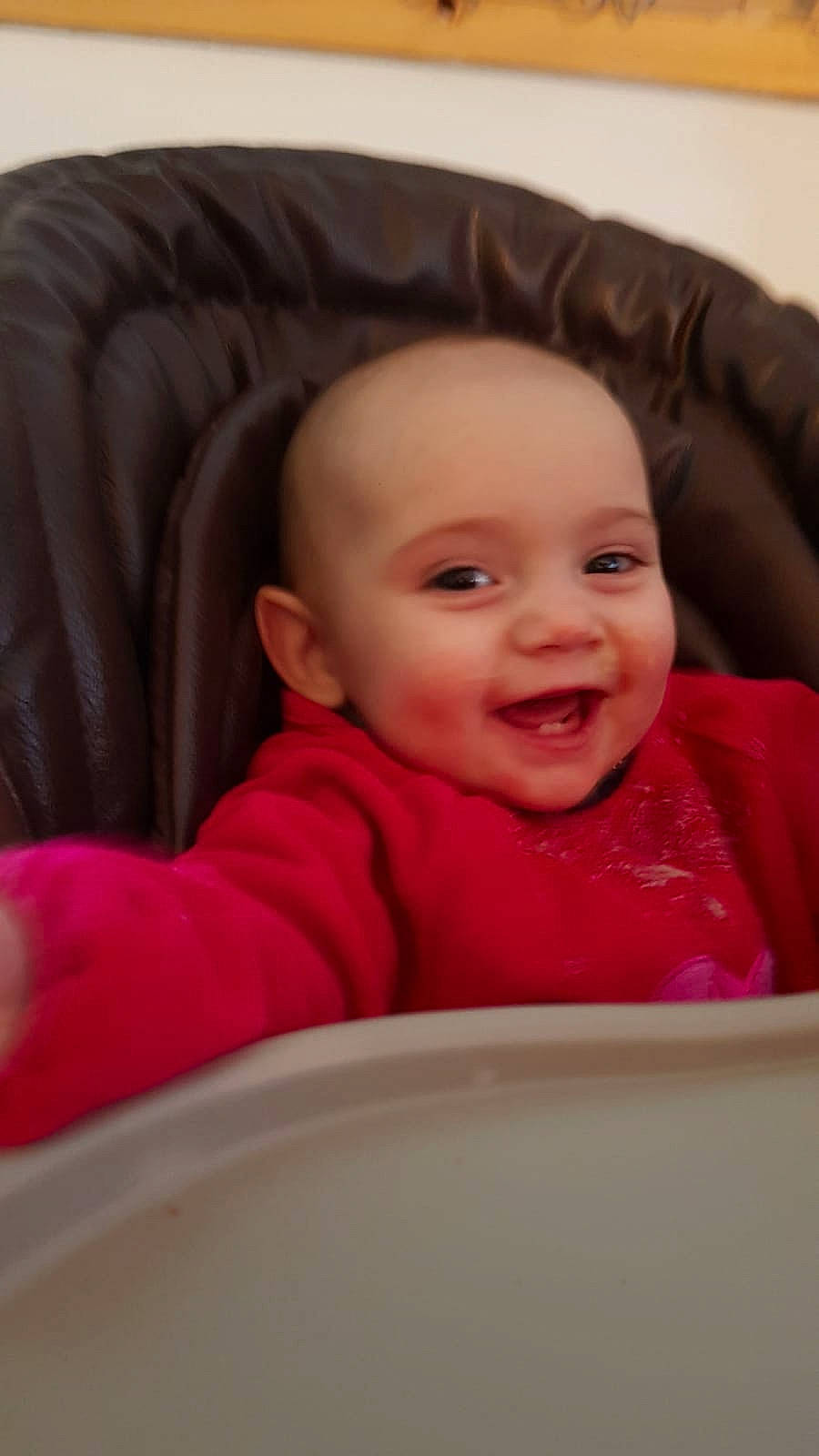 Lina participe au concours pour gagner de l'argent avec cette photo : baby, beauty, cheek, child, chin, eye, face, facial_expression, forehead, head, lip, mouth, nose, person, pink, sitting, skin, smile, toddler